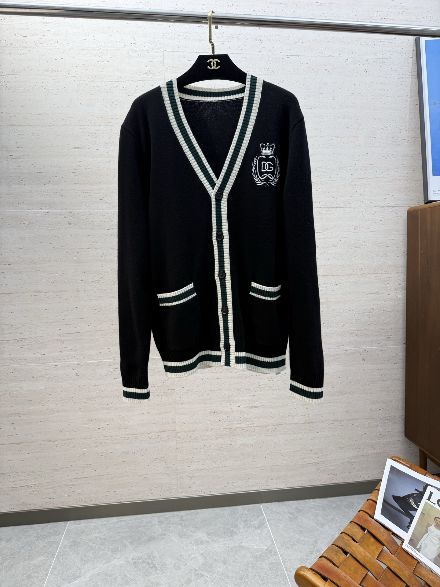 NO:644681,DG25S autumn and winter men's wool cardigan jacket.........Autumn and winter standard equipment, simple style but not simple wool cardigan!  !  There is no lack of elegance at all. Whether it is worn alone or layered, it looks good with any combination of the upper body and it is perfect!  Selected high-quality wool blended texture, soft and comfortable to the touch... The version is slightly loose!  !  The upper body has a very good sense of comfort, without the restrictive feeling of a slim fit, and the contrasting lines of dropped shoulders!  !  Push...size S-2XL,,jackets & coats,alexander wang19860909DG25S秋冬男士羊毛开衫外套…………秋冬标配备,型简意不简羊毛开衫！！完全不乏贵气.不管是单穿还是内搭,上身随意搭配都好看,都非常完美！甄选优质羊毛混纺质地,手感柔软舒适…………版型属于微宽松！！上身有着很好舒适感,没有修身款束缚感,落肩式的撞色线条感！！推送...码数S-2XL,,jackets & coats,alexander wang,Men's clothing