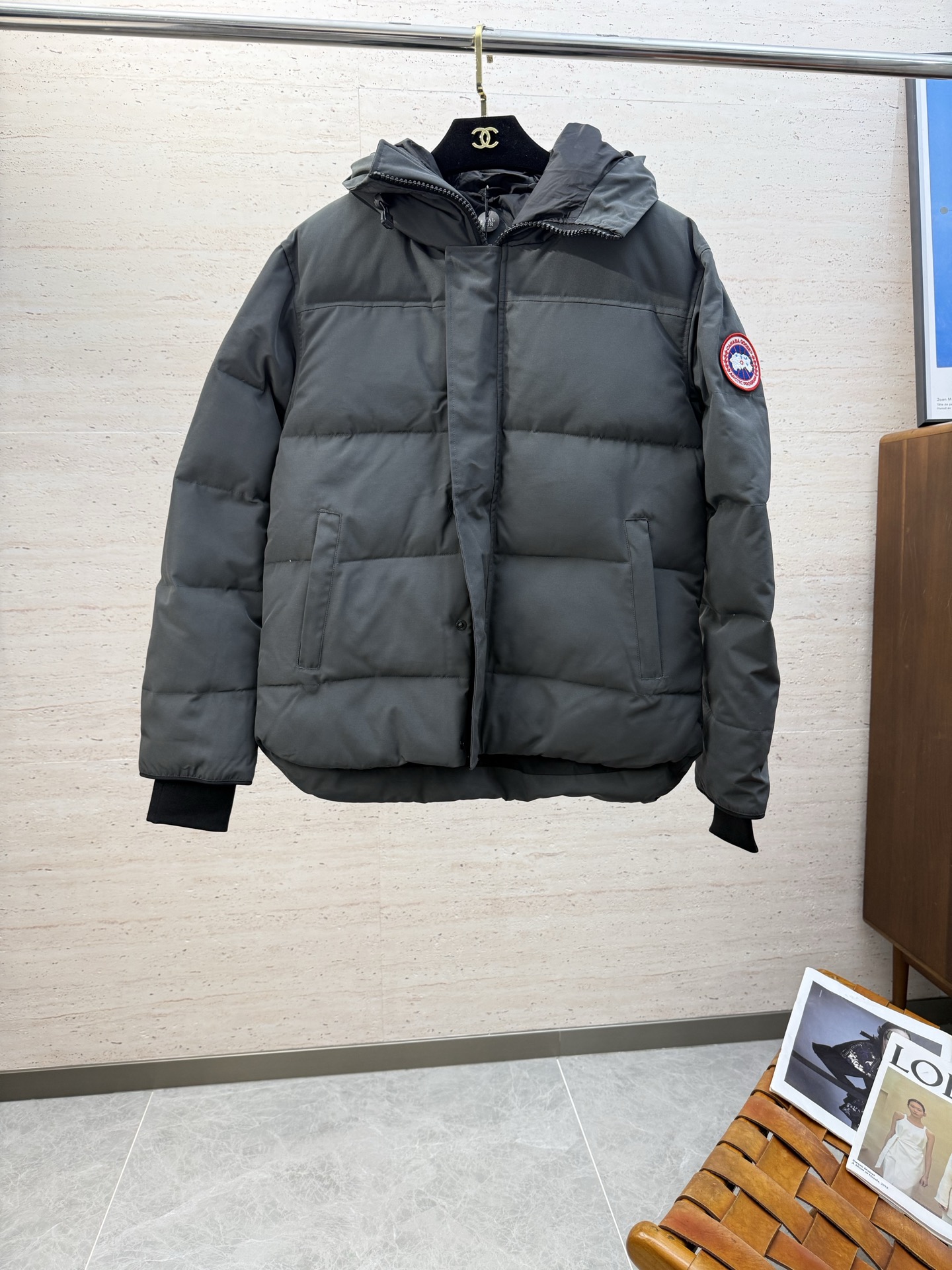 NO:653242,CANADA GOOSE25S autumn and winter outdoor casual hooded jacket down jacket... Outdoor waterproof and windproof down jacket, waterproof fabric with waterproof zippers, not only has unrivaled quality, but is filled with high-quality 90 white duck down, the amount of down is extremely high... and the version is very in place, the upper body is quite good-looking. There are many highlights in the details, the placket pockets have original zippers, and the waterproof and warm performance is excellent!  Size S-2XL,,jackets & coats,down jacket,hats,alexander wang19860909CANADA GOOSE25S秋冬户外休闲连帽夹克羽绒服…… 户外防水防风羽绒服,防水面料搭配防水拉链,不仅品质无敌,内充优质90白鸭绒,充绒量极高…………而且版型非常的到位,上身相当的好看 细节的亮点非常多,门襟口袋 原版拉链,防水保暖性能极佳！码数S-2XL,,jackets & coats,down jacket,hats,alexander wang,Men's clothing