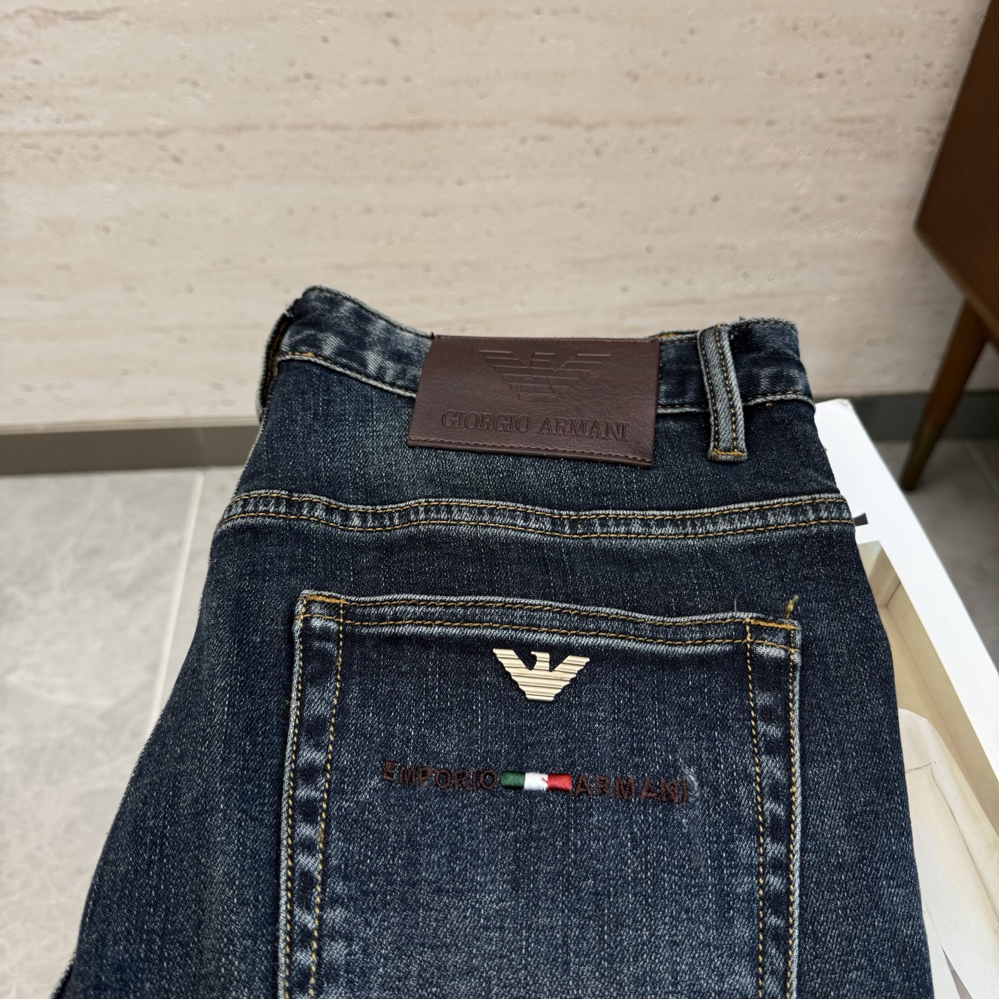 NO:653221,EA25S autumn and winter men's straight jeans...Made of cotton denim fabric. The texture is soft but not sagging. It feels dry and tough. The classic iconic embossed logo and soul-like embellishment. All indicators are top-grade, which naturally brings an excellent upper body feeling!  !  !  Code number: 29-38,,jeans,alexander wang19860909EA25S秋冬男士直筒牛仔裤…棉质牛仔面料打造 质地柔软又不失筋骨,手感干爽有韧性 经典的标志性浮雕徽标,灵魂般的点缀 各项指标皆为上品,自然带来极佳的上身体感！！！码数: 29-38,,jeans,alexander wang,Men's clothing