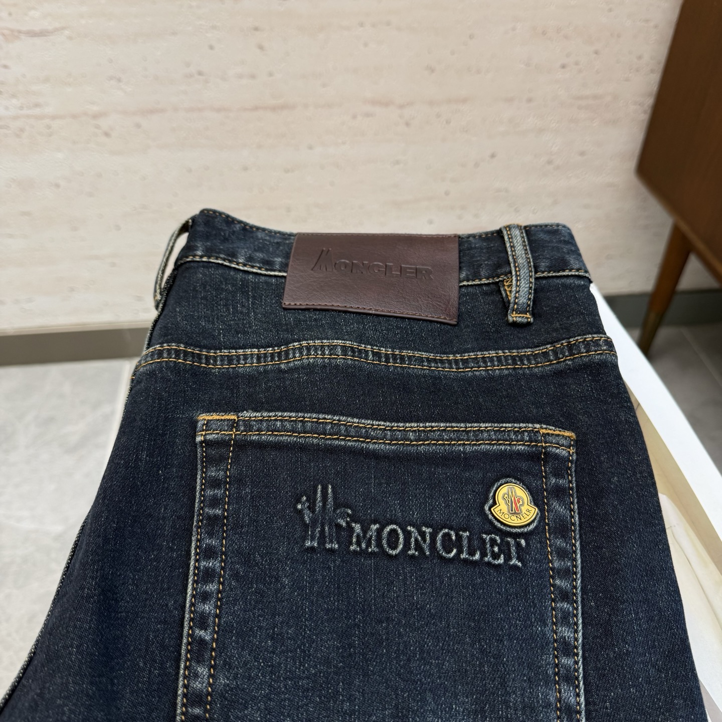 NO:653216,MON25S autumn and winter men's straight jeans...Made of cotton denim fabric. The texture is soft but not sagging. It feels dry and tough. The classic iconic embossed logo and soul-like embellishment. All indicators are top-grade, which naturally brings an excellent upper body feel!  !  !  Code number: 29-38,,jeans,alexander wang19860909MON25S秋冬男士直筒牛仔裤…棉质牛仔面料打造 质地柔软又不失筋骨,手感干爽有韧性 经典的标志性浮雕徽标,灵魂般的点缀 各项指标皆为上品,自然带来极佳的上身体感！！！码数: 29-38,,jeans,alexander wang,Men's clothing