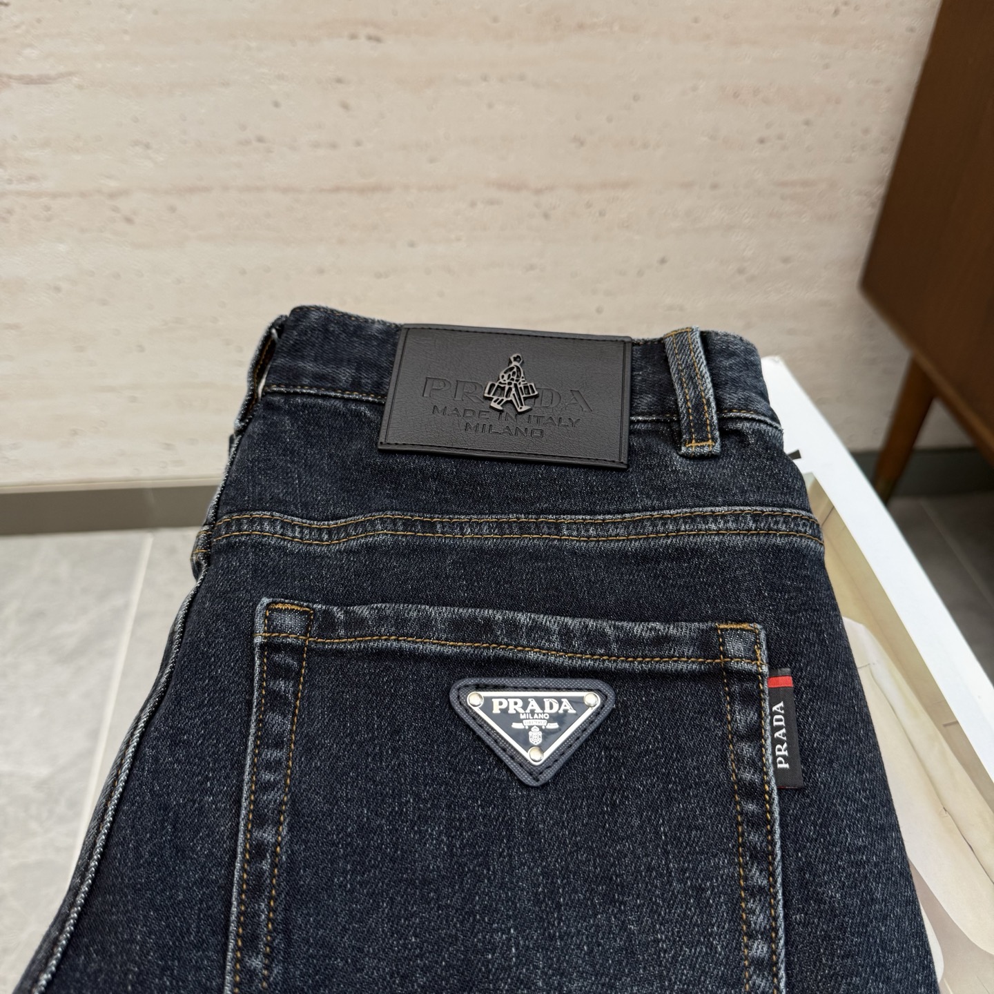 NO:653203,PRA25S autumn and winter men's straight jeans...Made of cotton denim fabric. The texture is soft but not sagging. It feels dry and tough. The classic iconic embossed logo and soul-like embellishment. All indicators are top-grade, which naturally brings an excellent upper body feel!  !  !  Code number: 29-38,,prada,jeans,alexander wang19860909PRA25S秋冬男士直筒牛仔裤…棉质牛仔面料打造 质地柔软又不失筋骨,手感干爽有韧性 经典的标志性浮雕徽标,灵魂般的点缀 各项指标皆为上品,自然带来极佳的上身体感！！！码数: 29-38,,prada,jeans,alexander wang,Men's clothing