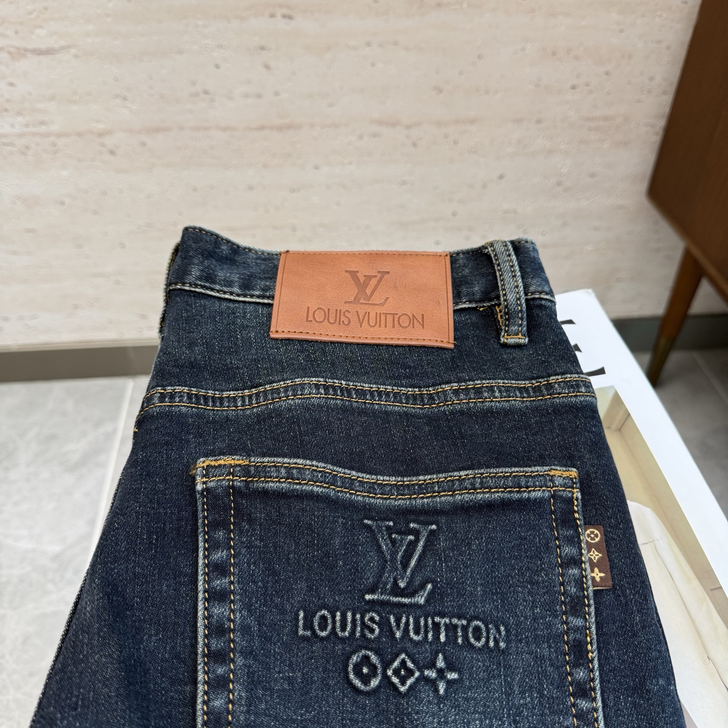 NO:653210,LV25S autumn and winter men's straight jeans...Made of cotton denim fabric. The texture is soft but not sagging. It feels dry and tough. The classic iconic embossed logo and soul-like embellishment. All indicators are top-grade, which naturally brings an excellent upper body feeling!  !  !  Code number: 29-38,,louis vuitton,jeans,alexander wang19860909LV25S秋冬男士直筒牛仔裤…棉质牛仔面料打造 质地柔软又不失筋骨,手感干爽有韧性 经典的标志性浮雕徽标,灵魂般的点缀 各项指标皆为上品,自然带来极佳的上身体感！！！码数: 29-38,,louis vuitton,jeans,alexander wang,Men's clothing