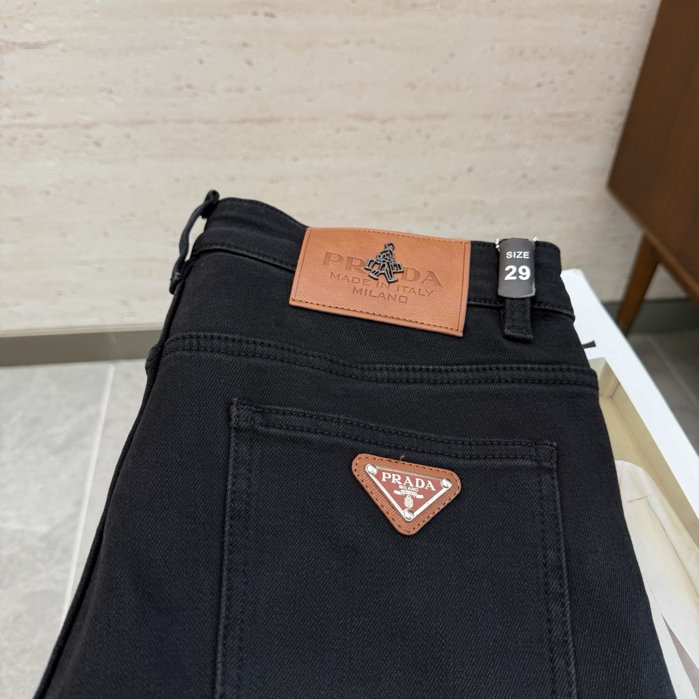 NO:653268,PRA25S autumn and winter men's straight jeans...Made of cotton denim fabric. The texture is soft but not sagging. It feels dry and tough. The classic iconic embossed logo and soul-like embellishment. All indicators are top-grade, which naturally brings an excellent upper body feel!  !  !  Code number: 29-38,,prada,jeans,alexander wang19860909PRA25S秋冬男士直筒牛仔裤…棉质牛仔面料打造 质地柔软又不失筋骨,手感干爽有韧性 经典的标志性浮雕徽标,灵魂般的点缀 各项指标皆为上品,自然带来极佳的上身体感！！！码数: 29-38,,prada,jeans,alexander wang,Men's clothing