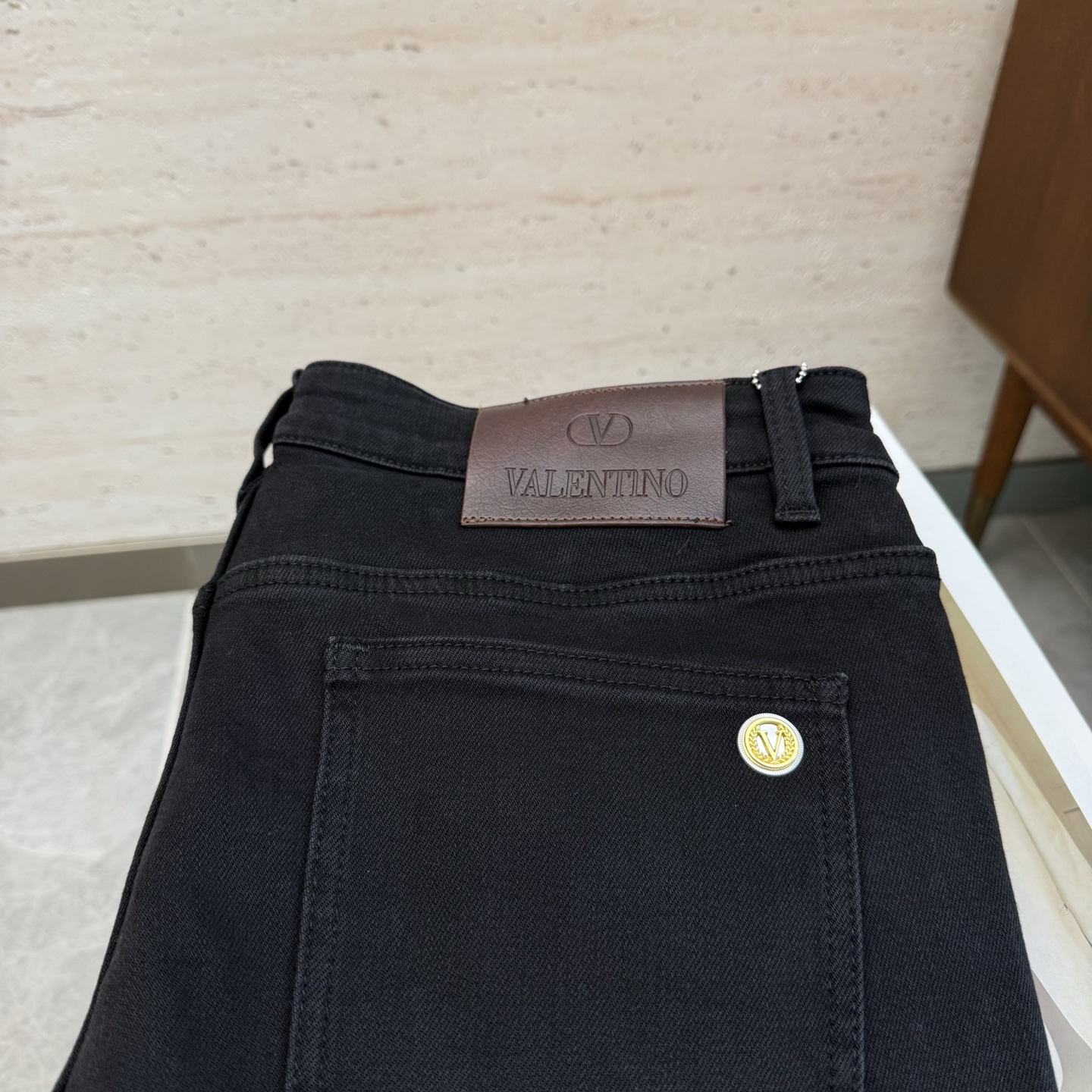 NO:653262,VAL25S autumn and winter men's straight jeans... Made of cotton denim fabric. The texture is soft but not sagging, and it feels dry and tough. It has the classic iconic embossed logo and soul-like embellishment. All indicators are top-grade, which naturally brings an excellent upper body feel!  !  !  Code number: 29-38,,jeans,alexander wang19860909VAL25S秋冬男士直筒牛仔裤…棉质牛仔面料打造 质地柔软又不失筋骨,手感干爽有韧性 经典的标志性浮雕徽标,灵魂般的点缀 各项指标皆为上品,自然带来极佳的上身体感！！！码数: 29-38,,jeans,alexander wang,Men's clothing