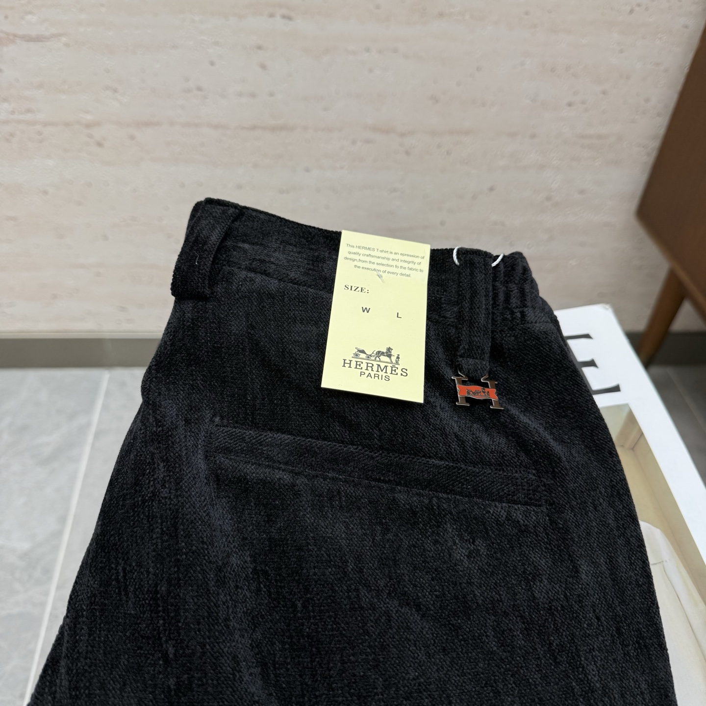 NO:653261,HER25S new autumn and winter home business casual pants......high-grade vertical striped corduroy fabric!  !  !  !  The exquisiteness and softness are extraordinary... Popular TOP, versatile and highly practical!  !  !  High-grade corduroy fabric supplied by customers, super heavy and thick, soft and comfortable to the touch, very high-end, retro and fashionable!  !  !  Metal letter logo embellishment on the back pocket... The visual style is tasteful and tonal Code number 29-3835 37,,alexander wang19860909HER25S秋冬新款家商务休闲裤………高级竖条纹灯芯绒面料！！！！细腻柔软程度非同一般……人气TOP 百搭和实用性超级高！！！客供高级灯芯绒面料,超重磅厚实,触感柔软舒适 非常高级复古且时髦！！！后口袋处字母金属徽标点缀……视觉画风有品有调 码数29-3835 37,,alexander wang,Men's clothing