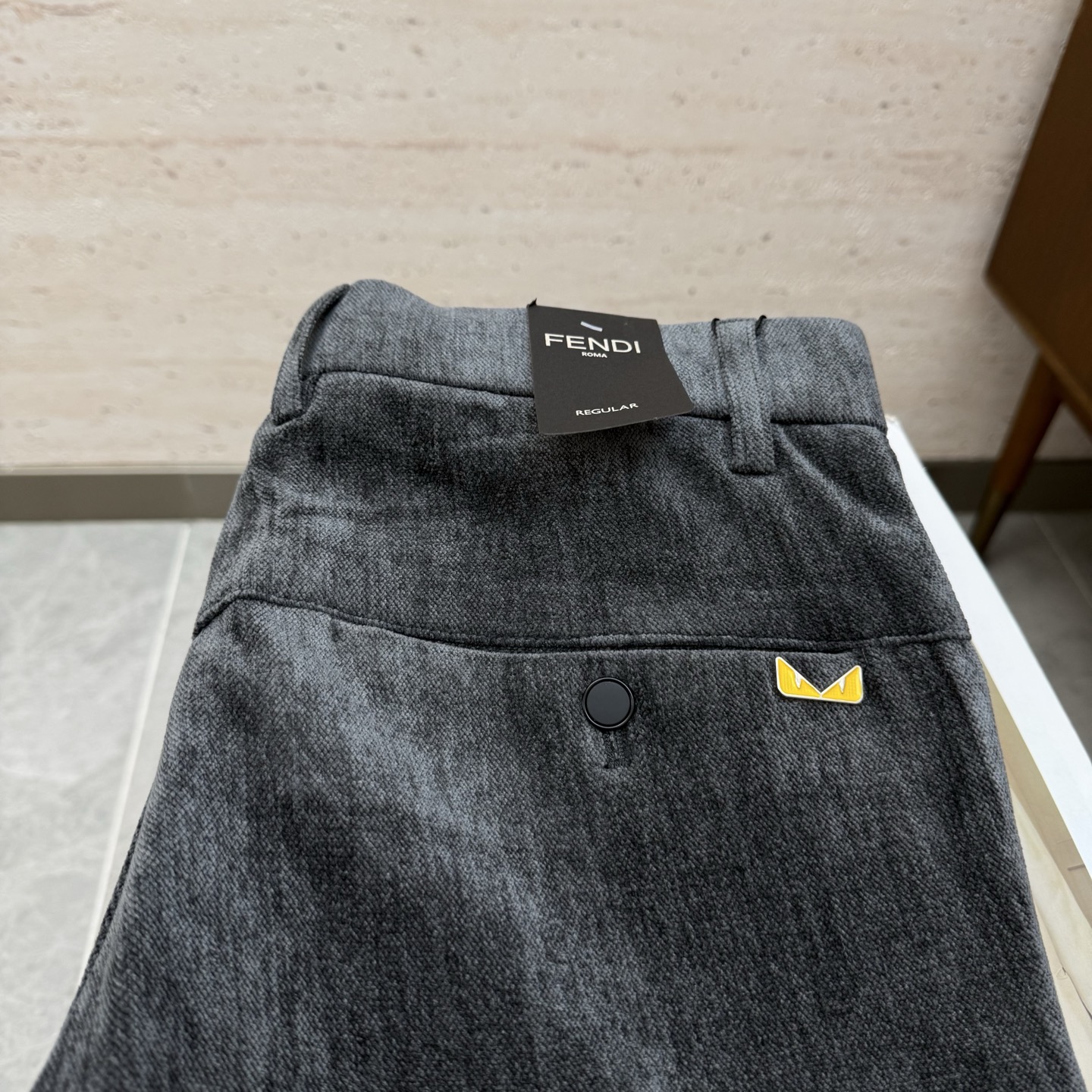 NO:653228,FEND25S new autumn and winter home business casual pants......high-grade vertical striped corduroy fabric!  !  !  !  The exquisiteness and softness are extraordinary... Popular TOP, versatile and highly practical!  !  !  High-grade corduroy fabric supplied by customers, super heavy and thick, soft and comfortable to the touch, very high-end, retro and fashionable!  !  !  The letter metal logo on the back pocket is embellished... The visual style is tasteful and tonal Code number 29-3835 37,,fendi,alexander wang19860909FEND25S秋冬新款家商务休闲裤………高级竖条纹灯芯绒面料！！！！细腻柔软程度非同一般……人气TOP 百搭和实用性超级高！！！客供高级灯芯绒面料,超重磅厚实,触感柔软舒适 非常高级复古且时髦！！！后口袋处字母金属徽标点缀……视觉画风有品有调 码数29-3835 37,,fendi,alexander wang,Men's clothing