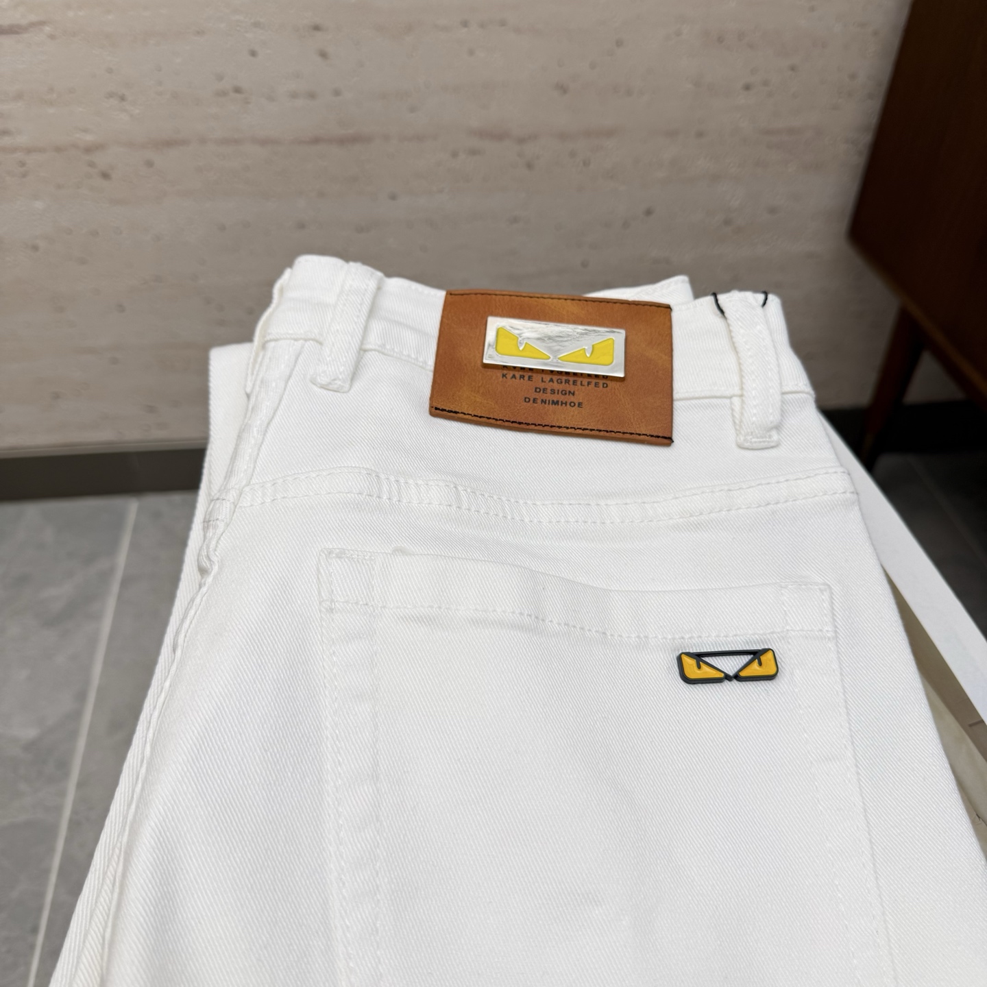 NO:653254,FEND25S autumn and winter men's straight wide-leg jeans are made of cotton denim fabric. The texture is soft but not sagging, and feels dry and tough. The classic iconic embossed logo and soul-like embellishment are top-grade in all indicators, which naturally brings an excellent upper body feel!  !  !  Code number 29-3835 37,,fendi,jeans,alexander wang19860909FEND25S秋冬男士直筒阔腿牛仔裤 棉质牛仔面料打造 质地柔软又不失筋骨,手感干爽有韧性 经典的标志性浮雕徽标,灵魂般的点缀 各项指标皆为上品,自然带来极佳的上身体感！！！码数29-3835 37,,fendi,jeans,alexander wang,Men's clothing