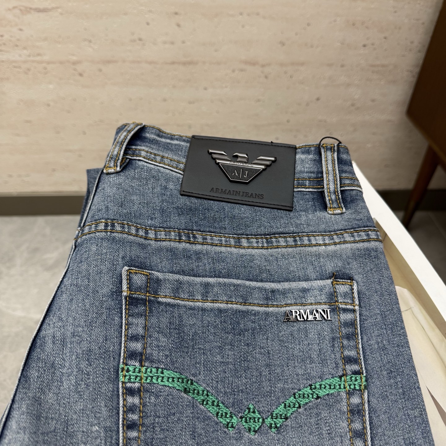 NO:653276,EA25S autumn and winter men's straight-leg wide-leg jeans are made of cotton denim fabric. The texture is soft but not sagging, and feels dry and tough. It has the classic iconic embossed logo and soul-like embellishment. All indicators are top-grade, which naturally brings an excellent upper body feel!  !  !  Code number 29-3835 37,,jeans,alexander wang19860909EA25S秋冬男士直筒阔腿牛仔裤 棉质牛仔面料打造 质地柔软又不失筋骨,手感干爽有韧性 经典的标志性浮雕徽标,灵魂般的点缀 各项指标皆为上品,自然带来极佳的上身体感！！！码数29-3835 37,,jeans,alexander wang,Men's clothing