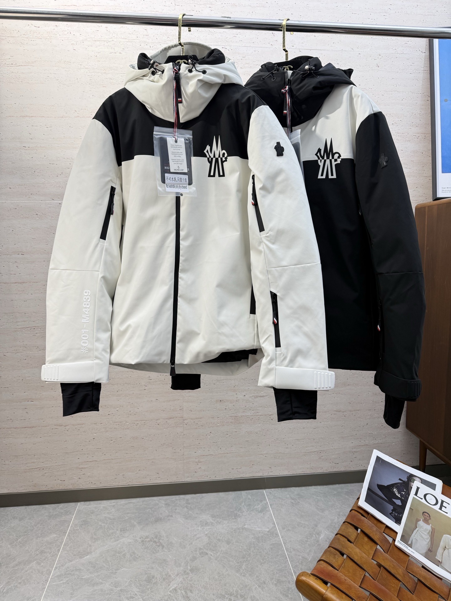 NO:653233,MON25S autumn and winter outdoor casual hooded jacket... Outdoor waterproof and windproof down jacket, waterproof fabric with waterproof zipper, not only has unrivaled quality, but is filled with high-quality 95 white velvet, the amount of velvet is extremely high... and the shape is very good, and the upper body is quite good-looking. There are many highlights in the details, the placket pocket has original zipper, and has excellent waterproof and warm performance!  Size 1-4,,jackets & coats,down jacket,hats,alexander wang19860909MON25S秋冬户外休闲连帽夹克羽绒服…… 户外防水防风羽绒服,防水面料搭配防水拉链,不仅品质无敌,内充优质95白绒,充绒量极高…………而且版型非常的到位,上身相当的好看 细节的亮点非常多,门襟口袋 原版拉链,防水保暖性能极佳！码数1-4,,jackets & coats,down jacket,hats,alexander wang,Men's clothing