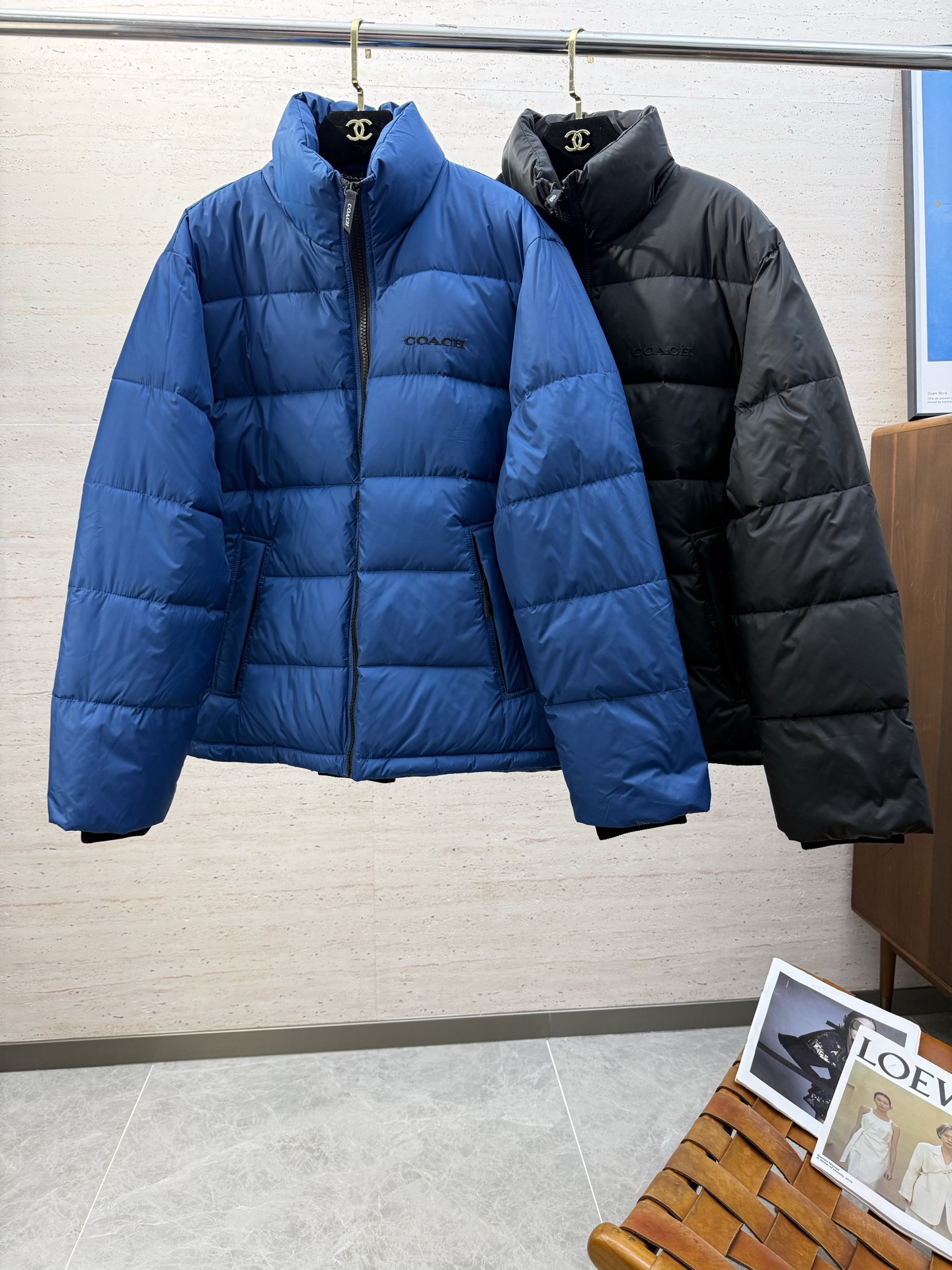 NO:653285,Coach 25S Autumn and Winter Outdoor Casual Stand Collar Jacket Down Jacket... Outdoor waterproof and windproof down jacket, waterproof fabric with waterproof zipper, not only has unrivaled quality, but is filled with high-quality 90 white duck down, the amount of down is extremely high... and the shape is very in place, and the upper body is quite good-looking. There are many highlights in the details, the placket pocket has original zipper, and it has excellent waterproof and warm performance!  Size M-2XL,,coach,coach,jackets & coats,down jacket,alexander wang19860909Coach 蔻驰25S秋冬户外休闲立领夹克羽绒服…… 户外防水防风羽绒服,防水面料搭配防水拉链,不仅品质无敌,内充优质90白鸭绒,充绒量极高…………而且版型非常的到位,上身相当的好看 细节的亮点非常多,门襟口袋 原版拉链,防水保暖性能极佳！码数M-2XL,,coach,coach,jackets & coats,down jacket,alexander wang,Men's clothing