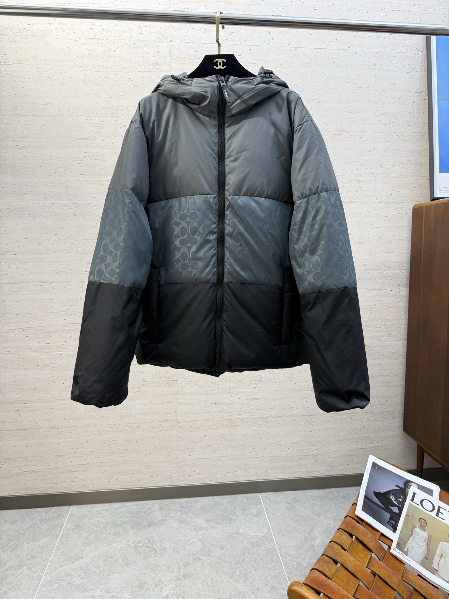 NO:653301,Coach 25S autumn and winter outdoor casual hooded jacket...an outdoor waterproof and windproof down jacket, waterproof fabric with waterproof zipper, not only has unrivaled quality, but is filled with high-quality 90 white duck down, the amount of down is extremely high...and the shape is very in place, and the upper body is quite good-looking. There are many highlights in the details, the placket pockets have original zippers, and the waterproof and warm performance is excellent!  Size M-2XL,,coach,coach,jackets & coats,down jacket,hats,alexander wang19860909Coach 蔻驰25S秋冬户外休闲连帽夹克羽绒服…… 户外防水防风羽绒服,防水面料搭配防水拉链,不仅品质无敌,内充优质90白鸭绒,充绒量极高…………而且版型非常的到位,上身相当的好看 细节的亮点非常多,门襟口袋 原版拉链,防水保暖性能极佳！码数M-2XL,,coach,coach,jackets & coats,down jacket,hats,alexander wang,Men's clothing