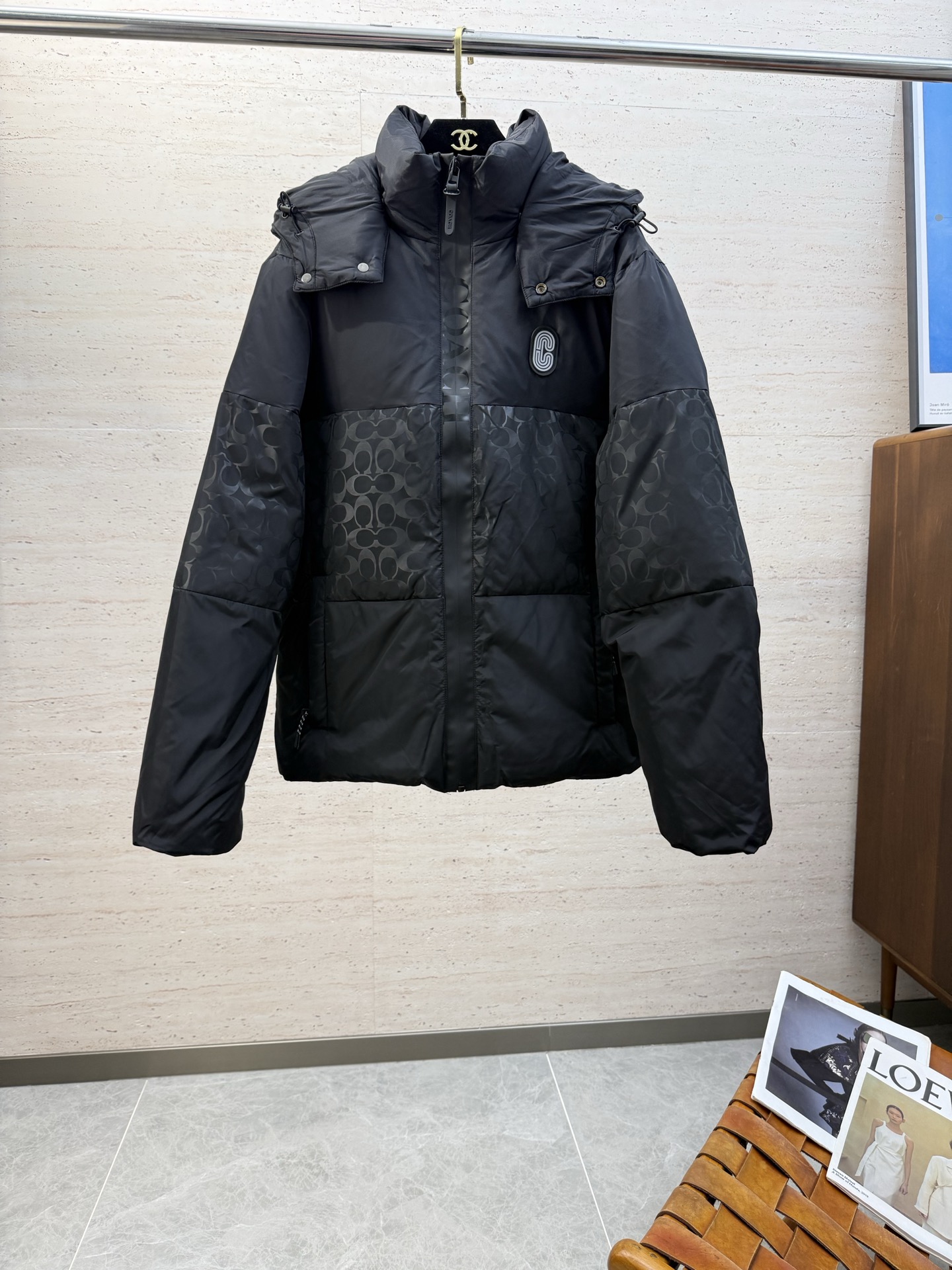 NO:653249,Coach 25S autumn and winter outdoor casual hooded jacket...an outdoor waterproof and windproof down jacket, waterproof fabric with waterproof zipper, not only has unrivaled quality, but is filled with high-quality 90 white duck down, the amount of down is extremely high...and the shape is very in place, and the upper body is quite good-looking. There are many highlights in the details, the placket pockets have original zippers, and the waterproof and warm performance is excellent!  Size M-2XL,,coach,coach,jackets & coats,down jacket,hats,alexander wang19860909Coach 蔻驰25S秋冬户外休闲连帽夹克羽绒服…… 户外防水防风羽绒服,防水面料搭配防水拉链,不仅品质无敌,内充优质90白鸭绒,充绒量极高…………而且版型非常的到位,上身相当的好看 细节的亮点非常多,门襟口袋 原版拉链,防水保暖性能极佳！码数M-2XL,,coach,coach,jackets & coats,down jacket,hats,alexander wang,Men's clothing