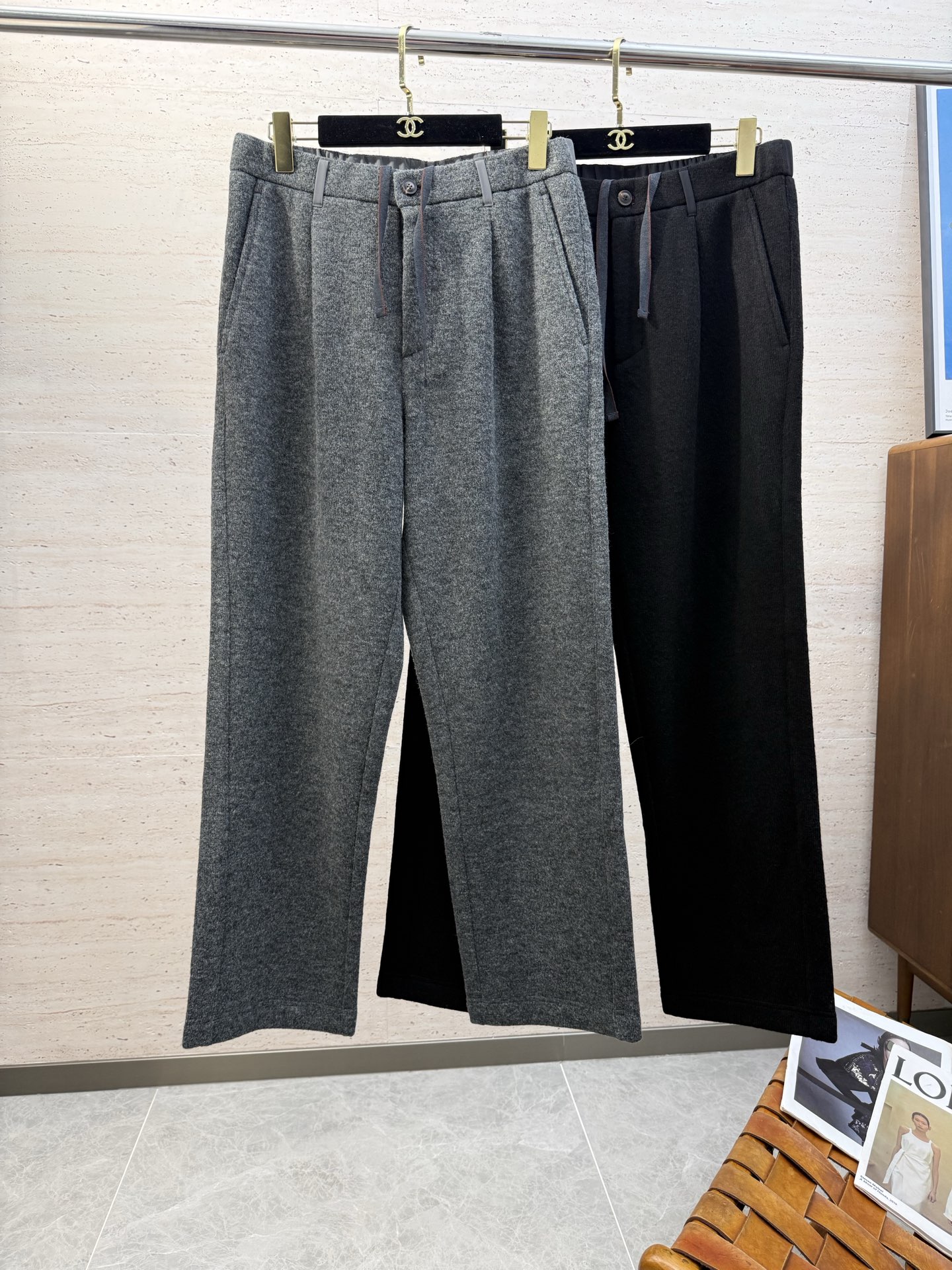 NO:653248,LP.25S men's autumn and winter casual drawstring velvet trousers, the latest upper body style, invincible!  You can definitely close your eyes and close your eyes. This type of pants is very versatile and has an elastic waist. It can be worn for daily work and outdoor sports. It is the perfect combination of fashion and leisure and outdoor sports, so it is your best choice whether you wear it daily or outdoors. Extreme comfort and quick perspiration are the most popular focus, which improves the wearing comfort and is suitable for aerobic exercise and cross-country running conditions. This type of running casual pants has an extremely wide range of applications, allowing you to naturally maintain your love for sports in the summer, and can also be worn in leisure life.  Size M-3XL,,loro piana, 19860909LP.25S男士秋冬休闲抽绳加绒长裤 最新款上身版型无敌正！绝对可以闭眼收的一款,此款裤子非常百搭,弹力腰围,日常上班 户外运动都可以穿着,是时尚休闲与户外运动的完美结合,所以无论您平时穿或者户外穿都是您的最佳选择. 极致舒适和快速排汗是备受青睐的重点,提升穿着舒适度,适合有氧运动和越野跑条件下穿着,此款是一件适用范围极其广泛的跑步休闲裤,让你在夏天自然可以保持对运动热爱,也可以在休闲 生活中穿着 尺码M-3XL,,loro piana, ,Men's clothing