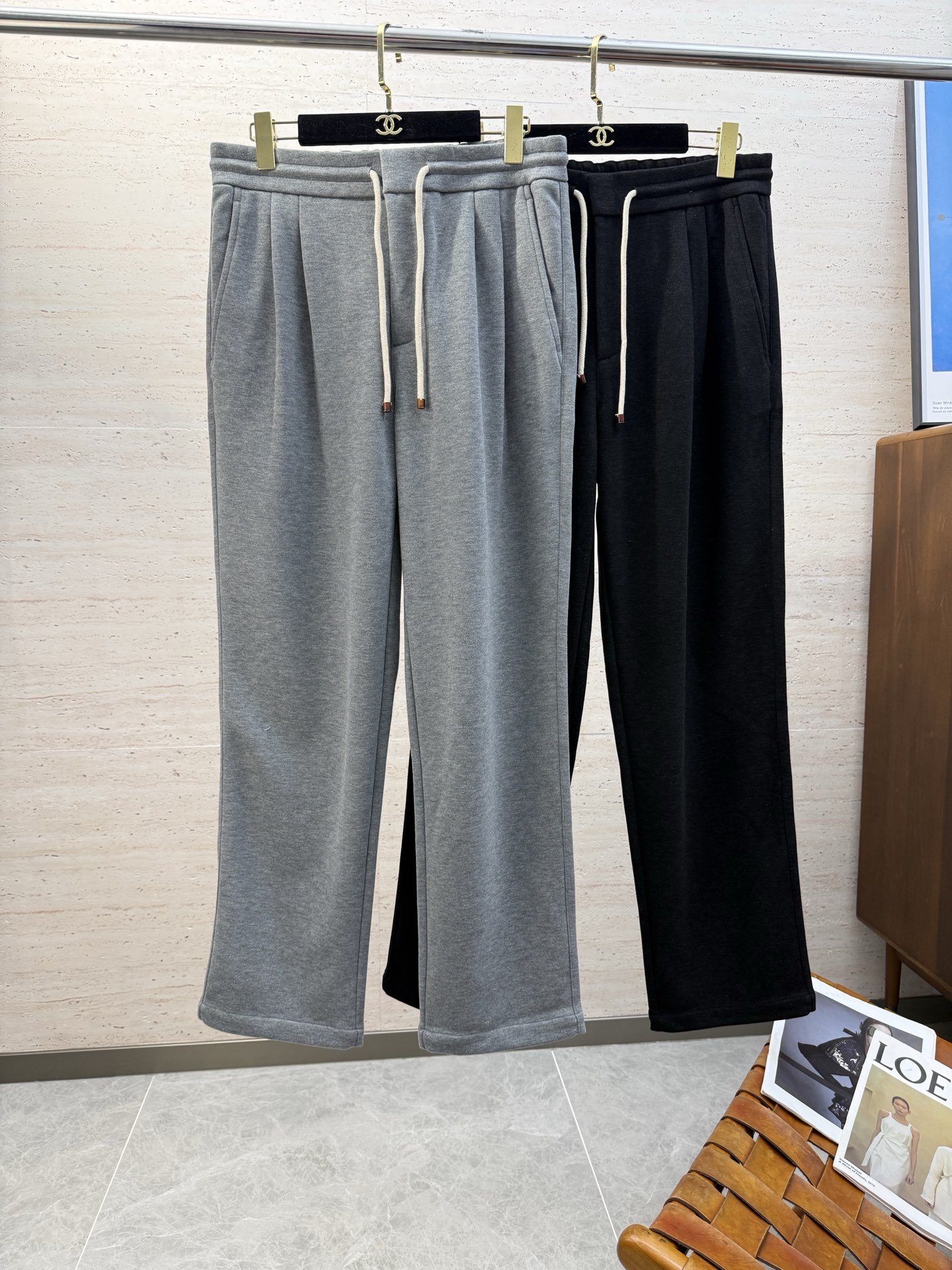 NO:653241,BC25S men's autumn and winter casual drawstring trousers, the latest upper body style, is invincible!  You can definitely close your eyes and close your eyes. This type of pants is very versatile and has an elastic waist. It can be worn for daily work and outdoor sports. It is the perfect combination of fashion and leisure and outdoor sports, so it is your best choice whether you wear it daily or outdoors. Extreme comfort and quick perspiration are the most popular focus, which improves the wearing comfort and is suitable for aerobic exercise and cross-country running conditions. This type of running casual pants has an extremely wide range of applications, allowing you to naturally maintain your love for sports in the summer, and can also be worn in leisure life.  Size M-3XL,, 19860909BC25S男士秋冬休闲抽绳长裤 最新款上身版型无敌正！绝对可以闭眼收的一款,此款裤子非常百搭,弹力腰围,日常上班 户外运动都可以穿着,是时尚休闲与户外运动的完美结合,所以无论您平时穿或者户外穿都是您的最佳选择. 极致舒适和快速排汗是备受青睐的重点,提升穿着舒适度,适合有氧运动和越野跑条件下穿着,此款是一件适用范围极其广泛的跑步休闲裤,让你在夏天自然可以保持对运动热爱,也可以在休闲 生活中穿着 尺码M-3XL,, ,Men's clothing