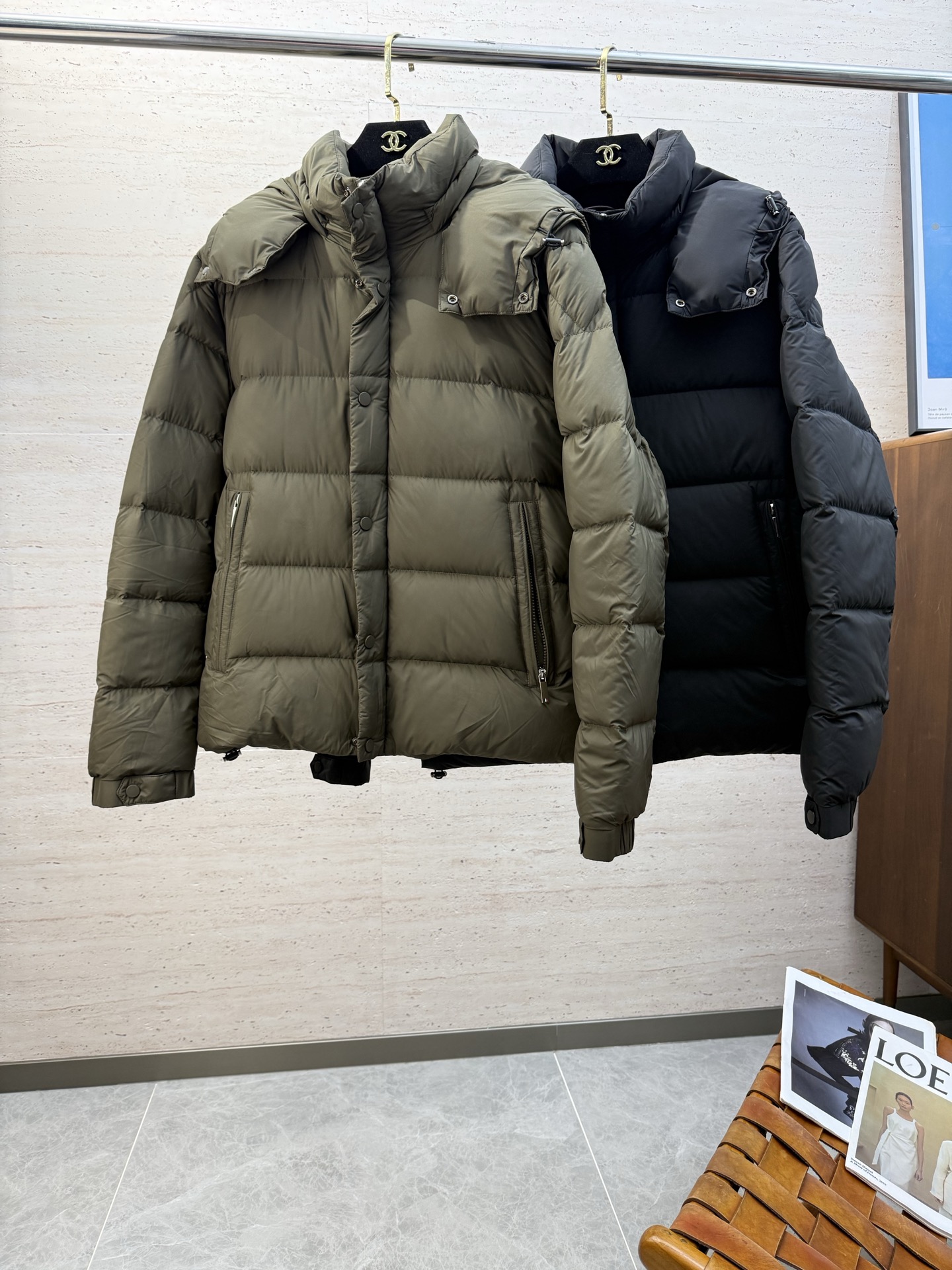NO:653235,MON25S autumn and winter outdoor casual hooded jacket... Outdoor waterproof and windproof down jacket, waterproof fabric with waterproof zipper, not only has unrivaled quality, but is filled with high-quality 90 white duck down, the amount of down is extremely high... and the shape is very good, and the upper body is quite good-looking. There are many highlights in the details, the placket pockets have original zippers, and the waterproof and warm performance is excellent!  Size M-3XL,,jackets & coats,down jacket,hats,alexander wang19860909MON25S秋冬户外休闲连帽夹克羽绒服…… 户外防水防风羽绒服,防水面料搭配防水拉链,不仅品质无敌,内充优质90白鸭绒,充绒量极高…………而且版型非常的到位,上身相当的好看 细节的亮点非常多,门襟口袋 原版拉链,防水保暖性能极佳！码数M-3XL,,jackets & coats,down jacket,hats,alexander wang,Men's clothing