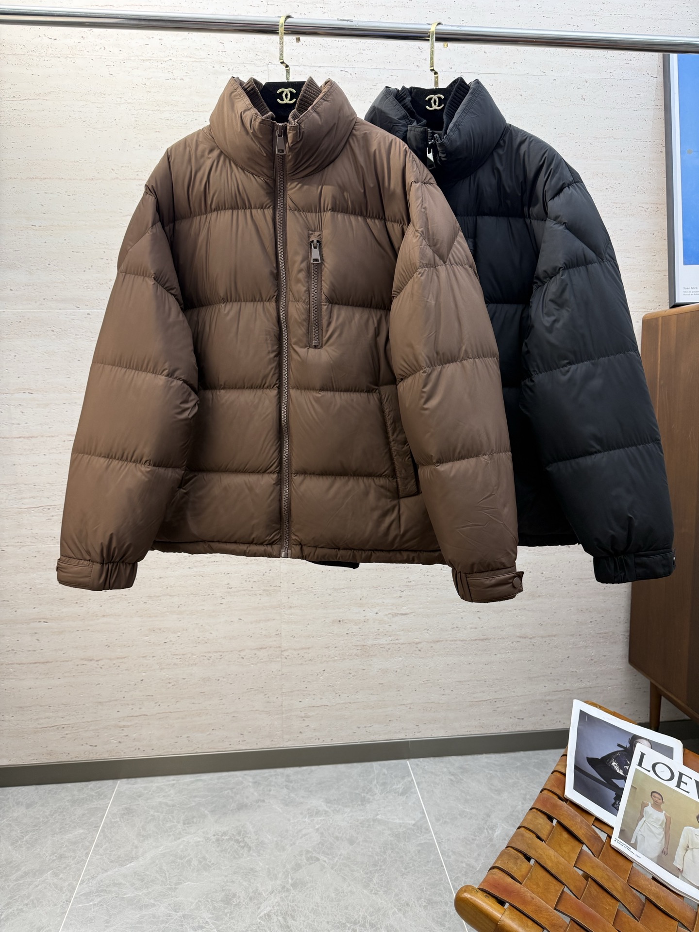 NO:653229,ZZ 25S autumn and winter outdoor casual stand-collar jacket down jacket... Outdoor waterproof and windproof down jacket, waterproof fabric with waterproof zipper, not only has unrivaled quality, but is filled with high-quality 90 white duck down, the amount of down is extremely high... and the version is very in place, the upper body is quite good-looking. There are many highlights in the details, the placket pockets have original zippers, and the waterproof and warm performance is excellent!  Size M-3XL,,jackets & coats,down jacket,alexander wang19860909ZZ 25S秋冬户外休闲立领夹克羽绒服…… 户外防水防风羽绒服,防水面料搭配防水拉链,不仅品质无敌,内充优质90白鸭绒,充绒量极高…………而且版型非常的到位,上身相当的好看 细节的亮点非常多,门襟口袋 原版拉链,防水保暖性能极佳！码数M-3XL,,jackets & coats,down jacket,alexander wang,Men's clothing