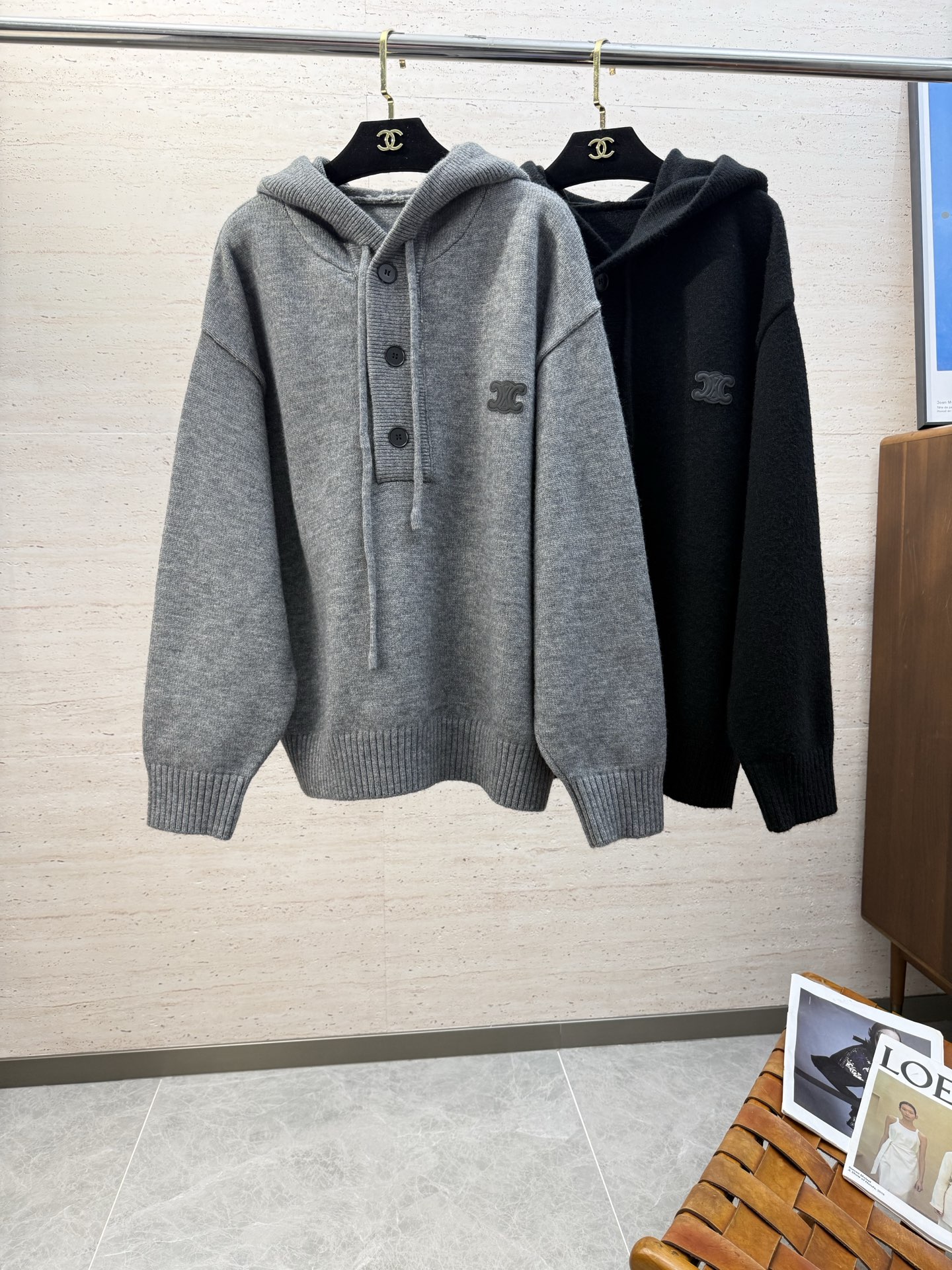 NO:653202,CEL25SS autumn and winter men's wool hooded long-sleeved sweatshirt... A versatile piece for commuting, it not only needs a simple style, but more importantly, its fabric texture can conquer the public and become a hot item!  Made from customer-supplied wool, it has a dense and skin-friendly touch. Secondly, the stiffness and drape feel are quite excellent. The moment you get the actual product, you will have an unlimited desire to repurchase it!  !  !  Size M-3XL,,hoodie,sweatshirts,hats,alexander wang19860909CEL25SS秋冬男士羊毛连帽长袖卫衣.......通勤百搭款,不仅需要样式版型简洁 更重要是它的面料质感才能征服大众成为炙手可热的热门单品！客供羊毛打造 绵密亲肤的触感,其次挺括感与垂坠感都相当出色,实物到手瞬间让你有无限回购的渴望！！！码数M-3XL,,hoodie,sweatshirts,hats,alexander wang,Men's clothing