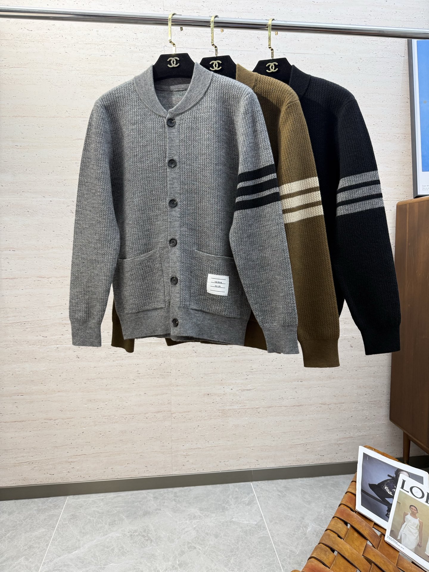 NO:653215,TB25S autumn and winter men's wool cardigan jacket.........standard equipment for autumn and winter, simple but not simple wool cardigan!  !  There is no lack of elegance at all. Whether it is worn alone or layered, it looks good with any combination of the upper body and it is perfect!  Selected high-quality wool blended texture, soft and comfortable to the touch... The version is slightly loose!  !  The upper body has a very good sense of comfort, without the restrictive feeling of a slim fit, and the contrasting lines of dropped shoulders!  !  Push...size M-4XL,,jackets & coats,alexander wang19860909TB25S秋冬男士羊毛开衫外套…………秋冬标配备,型简意不简羊毛开衫！！完全不乏贵气.不管是单穿还是内搭,上身随意搭配都好看,都非常完美！甄选优质羊毛混纺质地,手感柔软舒适…………版型属于微宽松！！上身有着很好舒适感,没有修身款束缚感,落肩式的撞色线条感！！推送...码数M-4XL,,jackets & coats,alexander wang,Men's clothing