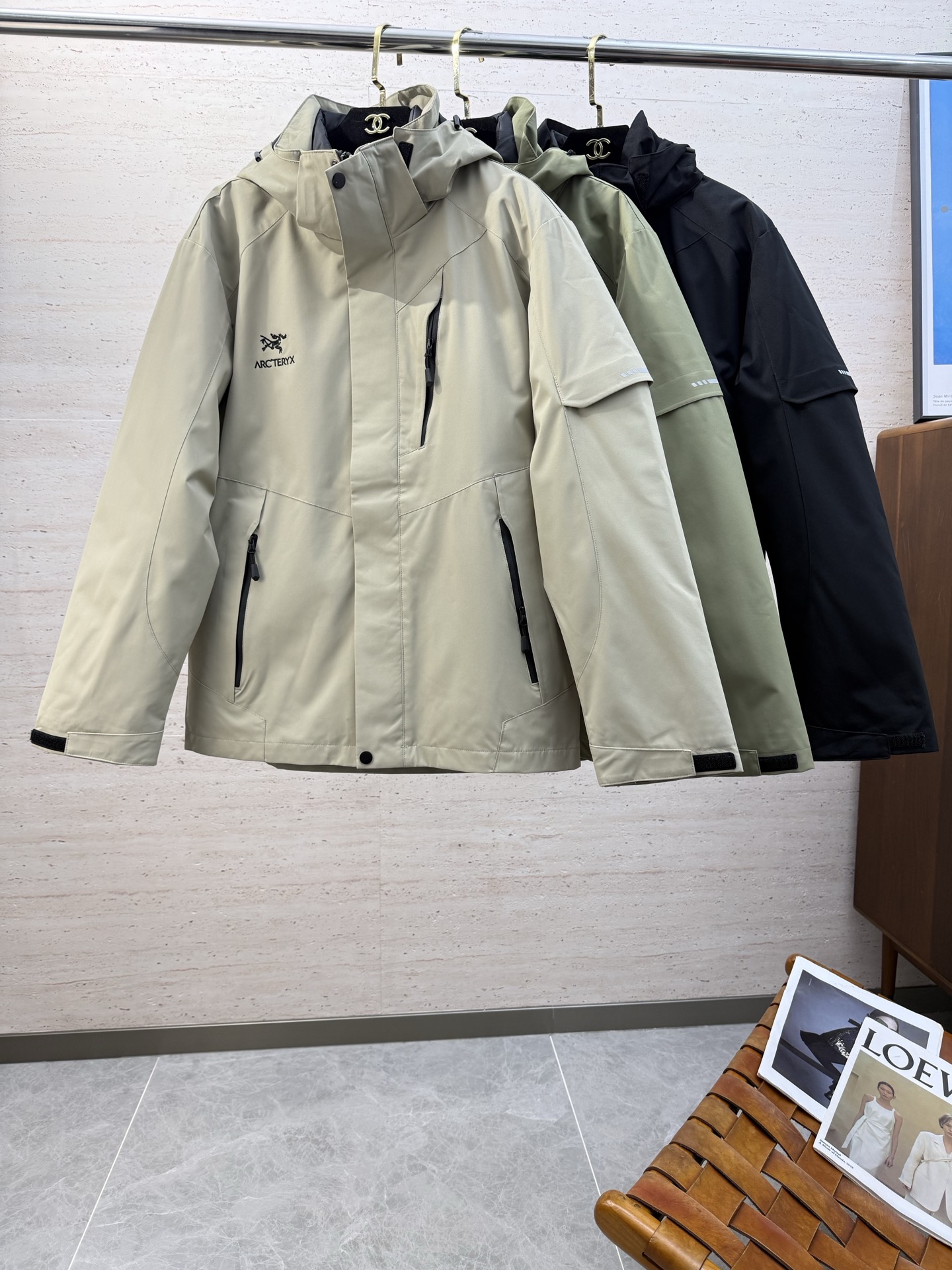 NO:653196,ARC autumn and winter down-lined three-in-one jacket has a never-ending spirit of exploration. A classic jacket with a hood!  The iconic logo embroidery design on the chest is water-repellent!  Windproof is very good!  The fabric is wear-resistant, has very good breathability, and is well made. The inner workmanship is neat and in place. Size S-4XL, jackets & coats, down jacket, hats, alexander wang19860909ARC秋冬羽绒内胆三合一冲锋衣探索精神永不休止经典的冲锋衣外套,连帽款！胸前标志性logo刺绣设计 具备防泼水功能！防风性很好！面料耐磨, 透气性非常好,做工精良 内里做工整齐做工到位码数S-4XL,,jackets & coats,down jacket,hats,alexander wang,Men's clothing