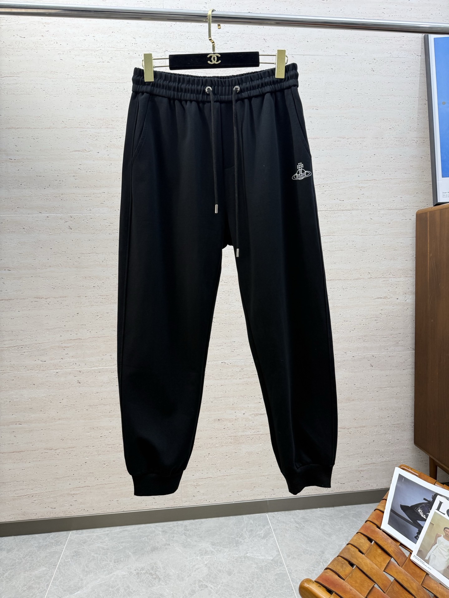 NO:653135,vivi25S men's autumn and winter casual drawstring leggings trousers, the latest upper body style, is invincible!  You can definitely close your eyes and close your eyes. This type of pants is very versatile and has an elastic waist. It can be worn for daily work and outdoor sports. It is the perfect combination of fashion and leisure and outdoor sports, so it is your best choice whether you wear it daily or outdoors. Extreme comfort and quick perspiration are the most popular focus, which improves the wearing comfort and is suitable for aerobic exercise and cross-country running conditions. This type of running casual pants has an extremely wide range of applications, allowing you to naturally maintain your love for sports in the summer, and can also be worn in leisure life.  Size S-XL,,alexander wang19860909vivi25S男士秋冬休闲抽绳束脚长裤 最新款上身版型无敌正！绝对可以闭眼收的一款,此款裤子非常百搭,弹力腰围,日常上班 户外运动都可以穿着,是时尚休闲与户外运动的完美结合,所以无论您平时穿或者户外穿都是您的最佳选择. 极致舒适和快速排汗是备受青睐的重点,提升穿着舒适度,适合有氧运动和越野跑条件下穿着,此款是一件适用范围极其广泛的跑步休闲裤,让你在夏天自然可以保持对运动热爱,也可以在休闲 生活中穿着 尺码S-XL,,alexander wang,Men's clothing