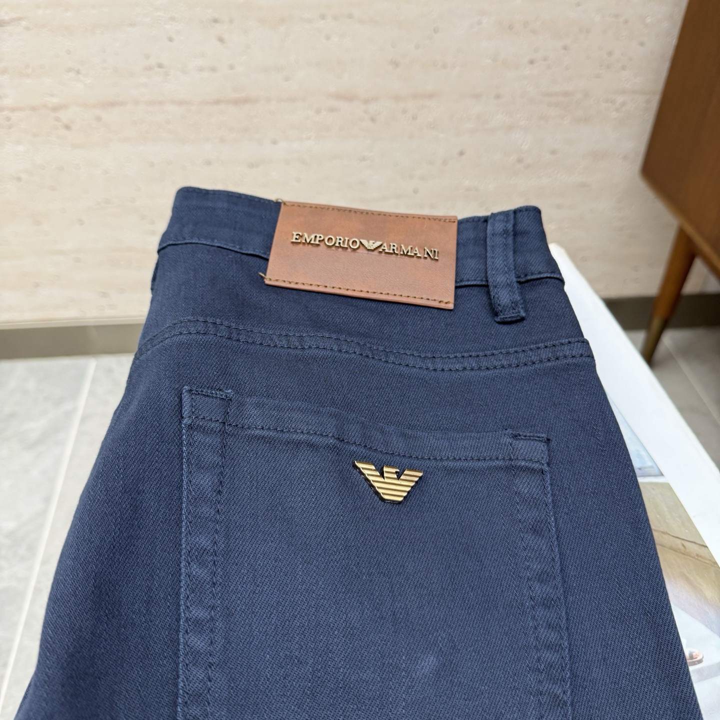 NO:653143,EA25S autumn and winter men's straight jeans...Made of ultra-fine imitation cotton yarn blended fabric. The texture is soft but not sagging, and it feels dry and tough. It has the classic iconic embossed logo and soul-like embellishment. All indicators are top-grade, which naturally brings an excellent upper body feel!  !  !  Code number: 28-38,,jeans,alexander wang19860909EA25S秋冬男士直筒牛仔裤…超细精仿棉纱混纺面料打造 质地柔软又不失筋骨,手感干爽有韧性 经典的标志性浮雕徽标,灵魂般的点缀 各项指标皆为上品,自然带来极佳的上身体感！！！码数: 28-38,,jeans,alexander wang,Men's clothing