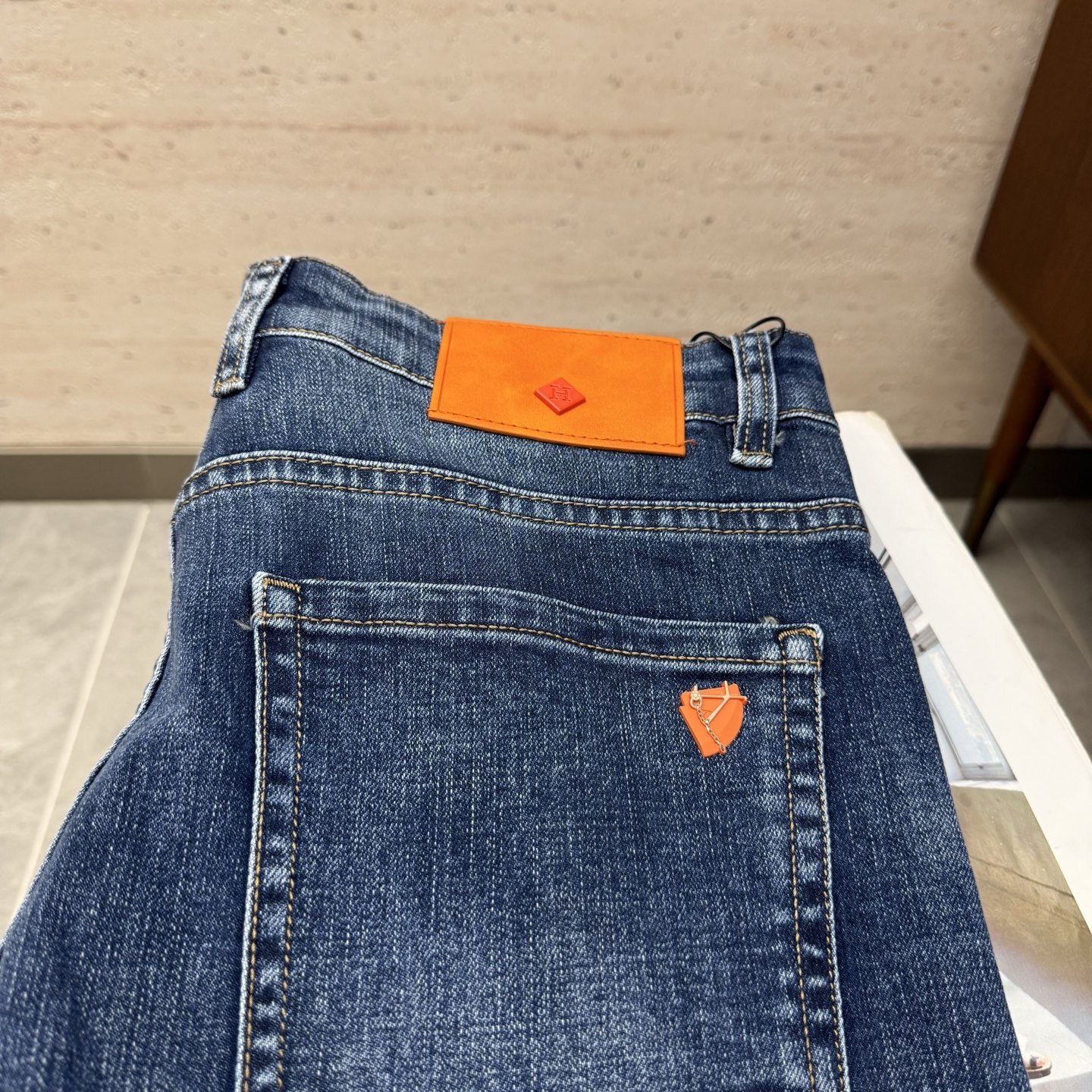 NO:653167,HER25S autumn and winter men's straight jeans...Made of ultra-fine imitation cotton yarn blended fabric. The texture is soft but not sagging, and it feels dry and tough. It has the classic iconic embossed logo and soul-like embellishment. All indicators are top-grade, which naturally brings an excellent upper body feel!  !  !  Code number: 29-40,,jeans,alexander wang19860909HER25S秋冬男士直筒牛仔裤…超细精仿棉纱混纺面料打造 质地柔软又不失筋骨,手感干爽有韧性 经典的标志性浮雕徽标,灵魂般的点缀 各项指标皆为上品,自然带来极佳的上身体感！！！码数: 29-40,,jeans,alexander wang,Men's clothing