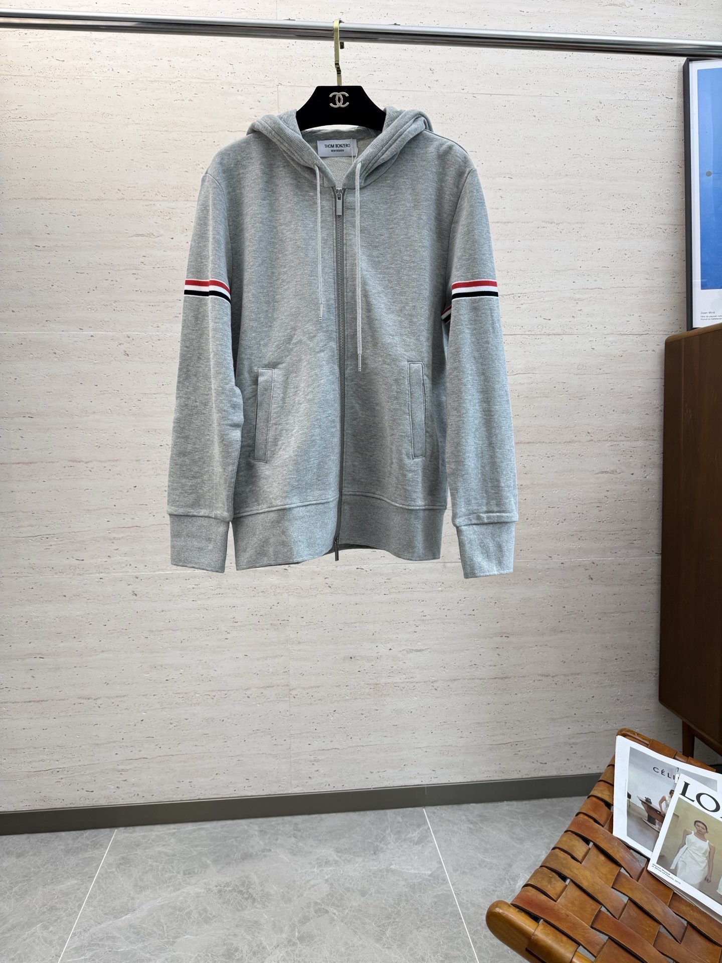 NO:653191,TB25SS early autumn men's hooded zipper jacket... A versatile piece for commuting, it not only needs a simple style, but more importantly, its fabric texture can conquer the public and become a hot item!  Made from customer-supplied knitted cotton, it has a close-to-skin feel. Secondly, the stiffness and drape are excellent. The moment you get the actual product, you will have an endless desire to repurchase it!  !  !  Code number 0123456,,jackets & coats,jackets & coats,hats,alexander wang19860909TB25SS早秋男士连帽拉链夹克外套.......通勤百搭款,不仅需要样式版型简洁 更重要是它的面料质感才能征服大众成为炙手可热的热门单品！客供针织棉打造 绵密亲肤的触感,其次挺括感与垂坠感都相当出色,实物到手瞬间让你有无限回购的渴望！！！码数0123456,,jackets & coats,jackets & coats,hats,alexander wang,Men's clothing