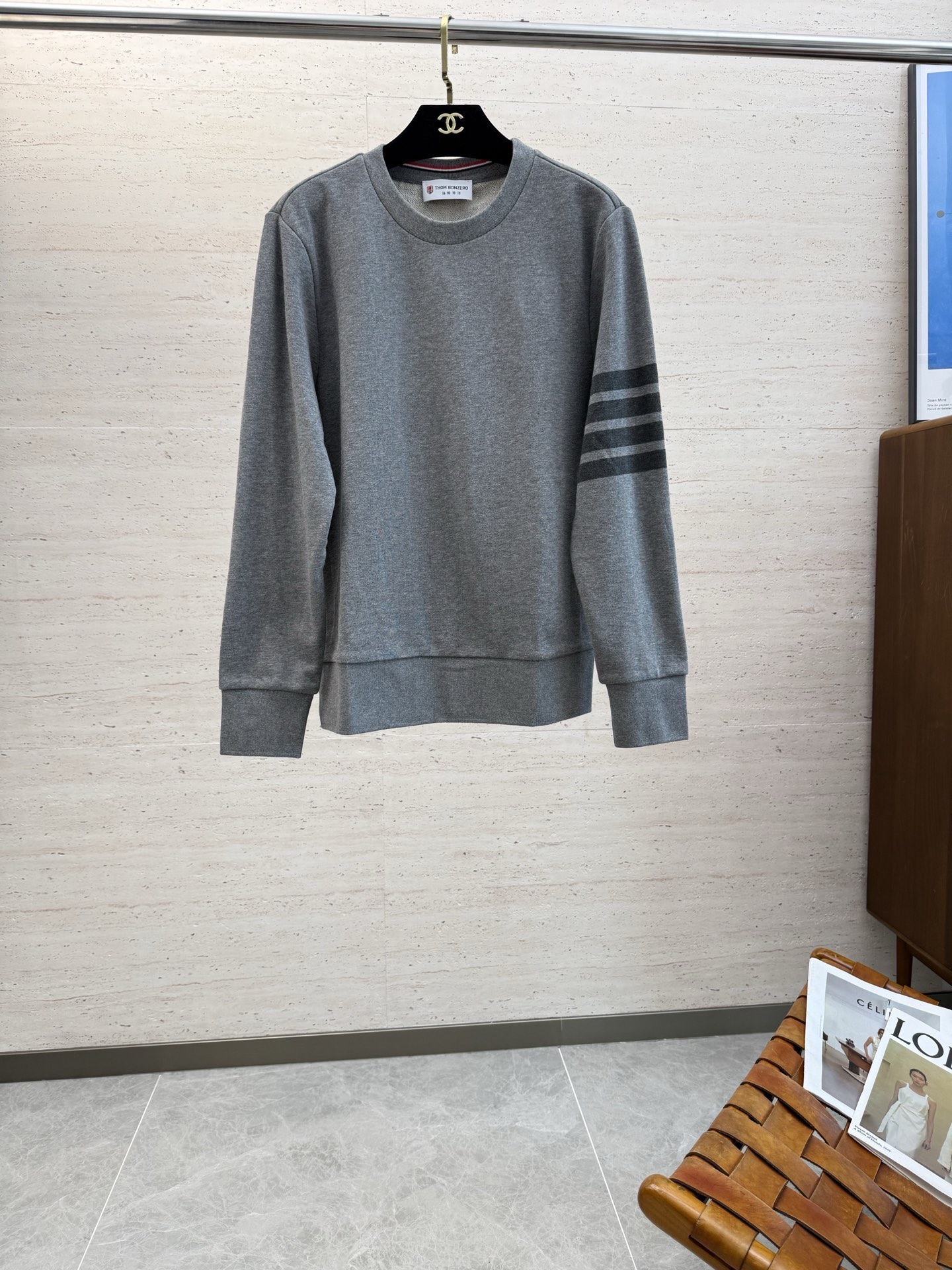 NO:653197,TB25SS autumn and winter men's round neck long-sleeved sweatshirt... A versatile model for commuting, it not only needs a simple style, but more importantly, its fabric texture can conquer the public and become a hot item!  Made of custom-supplied cotton, it has a close-to-skin feel. Secondly, the stiffness and drape are excellent. The moment you get the actual product, you will have an endless desire to repurchase!  !  !  Code number 0123456,,hoodie,sweatshirts,alexander wang19860909TB25SS秋冬男士圆领长袖卫衣.......通勤百搭款,不仅需要样式版型简洁 更重要是它的面料质感才能征服大众成为炙手可热的热门单品！客供棉质打造 绵密亲肤的触感,其次挺括感与垂坠感都相当出色,实物到手瞬间让你有无限回购的渴望！！！码数0123456,,hoodie,sweatshirts,alexander wang,Men's clothing