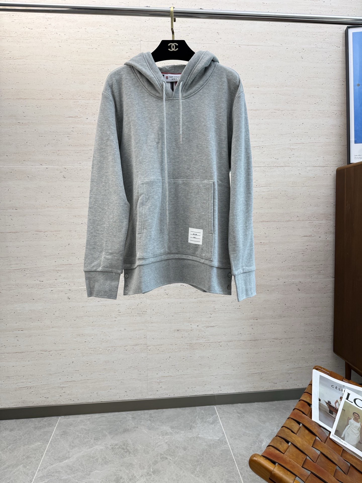 NO:653204,TB25SS autumn and winter men's hooded long-sleeved sweatshirt...Versatile for commuting, it not only needs a simple style, but more importantly, its fabric texture can conquer the public and become a hot item!  Made of custom-supplied cotton, it has a close-to-skin feel. Secondly, the stiffness and drape are excellent. The moment you get the actual product, you will have an endless desire to repurchase!  !  !  Code number 0123456,,hoodie,sweatshirts,hats,alexander wang19860909TB25SS秋冬男士连帽长袖卫衣.......通勤百搭款,不仅需要样式版型简洁 更重要是它的面料质感才能征服大众成为炙手可热的热门单品！客供棉质打造 绵密亲肤的触感,其次挺括感与垂坠感都相当出色,实物到手瞬间让你有无限回购的渴望！！！码数0123456,,hoodie,sweatshirts,hats,alexander wang,Men's clothing