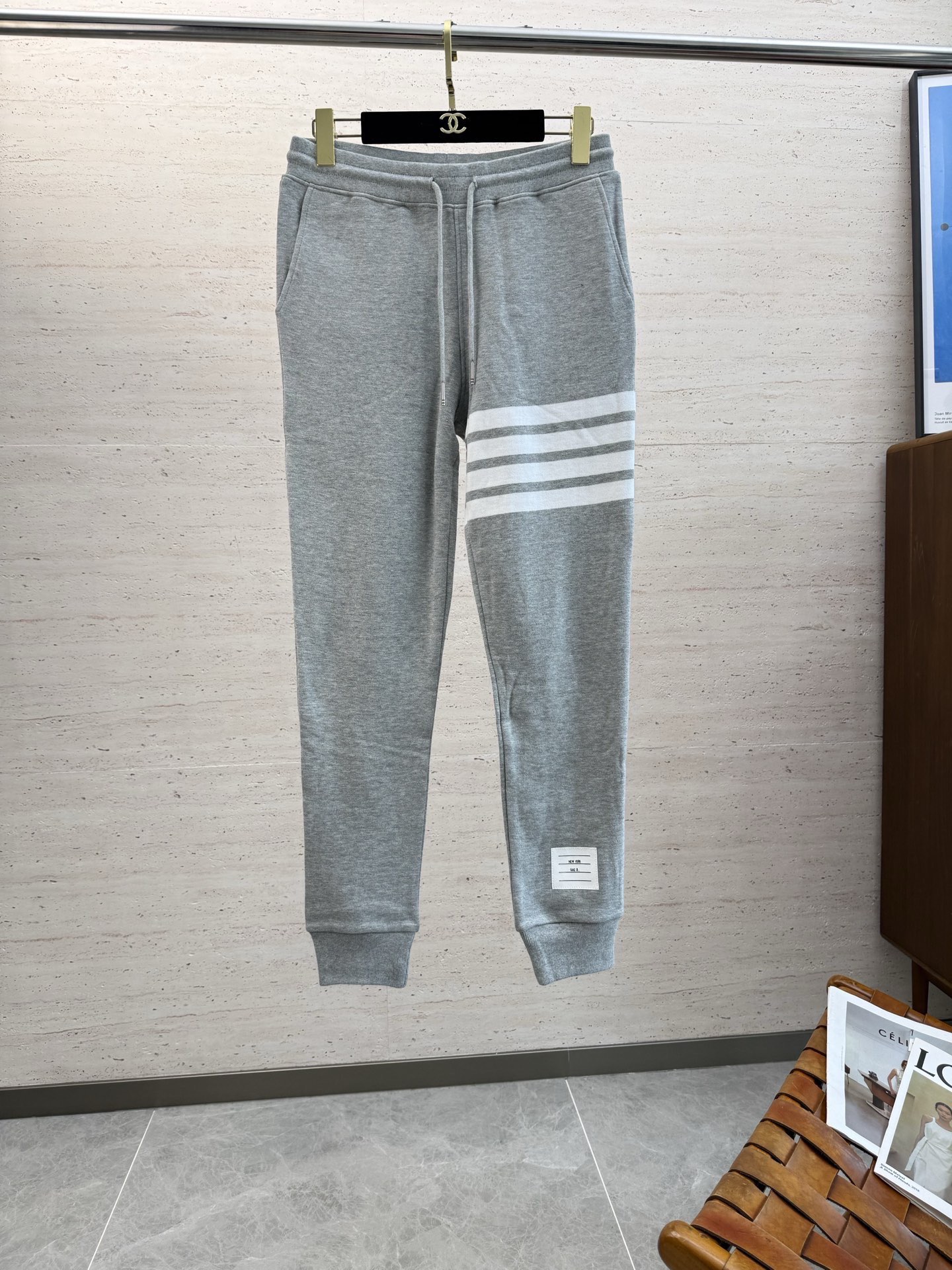 NO:653211,TB25S autumn and winter men's drawstring casual pants, the latest upper body style, invincible!  You can definitely close your eyes and close your eyes. These pants are very versatile and have an elastic waist. They can be worn for daily work and outdoor sports. They are the perfect combination of fashion, leisure and outdoor sports, so they are your best choice whether you wear them daily or outdoors. Code number 0123456,, alexander wang19860909TB25S秋冬男士抽绳休闲裤 最新款上身版型无敌正！绝对可以闭眼收的一款,此款裤子非常百搭,弹力腰围,日常上班 户外运动都可以穿着,是时尚休闲与户外运动的完美结合,所以无论您平时穿或者户外穿都是您的最佳选择 码数0123456,,alexander wang,Men's clothing