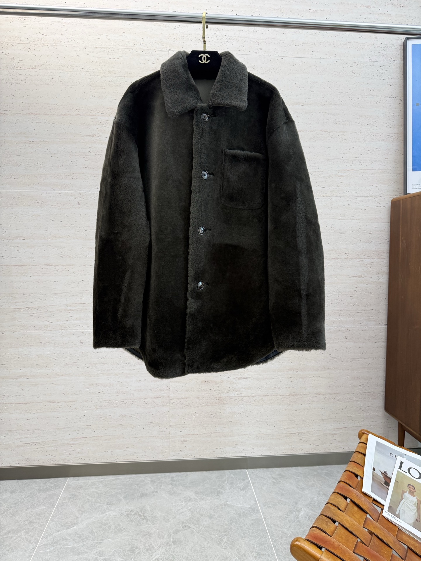 NO:653217,BC exclusively provides the latest leather jackets, classic designs and stunningly beautiful leather jackets, imported sheepskin fabrics, and the quality is impeccable. Quality control allows you to buy it directly, a high-end product that cannot be faulted! You can feel its powerful aura through the detailed pictures. It has a remarkable effect of gathering heat and keeping warm, so you don’t have to worry about getting a little chilly! Both fashionable and functional, the whole style looks more luxurious! Size M-3XL,,jackets & coats,jackets & coats,leather jacket,sheepskin,alexander wang19860909BC独家专供最新皮夹克外套 经典设计与颜值爆棚的皮衣 进口羊皮面料 品质更是无法挑剔品控可以直接入手,不容过错的高端臻品！通过细节图片便可感受到它强悍的气场,聚温保暖效果显著,完全不用担心会有一点寒意！时尚与功能性兼备,整款显得更加的奢华大气！码数M-3XL,,jackets & coats,jackets & coats,leather jacket,sheepskin,alexander wang,Men's clothing