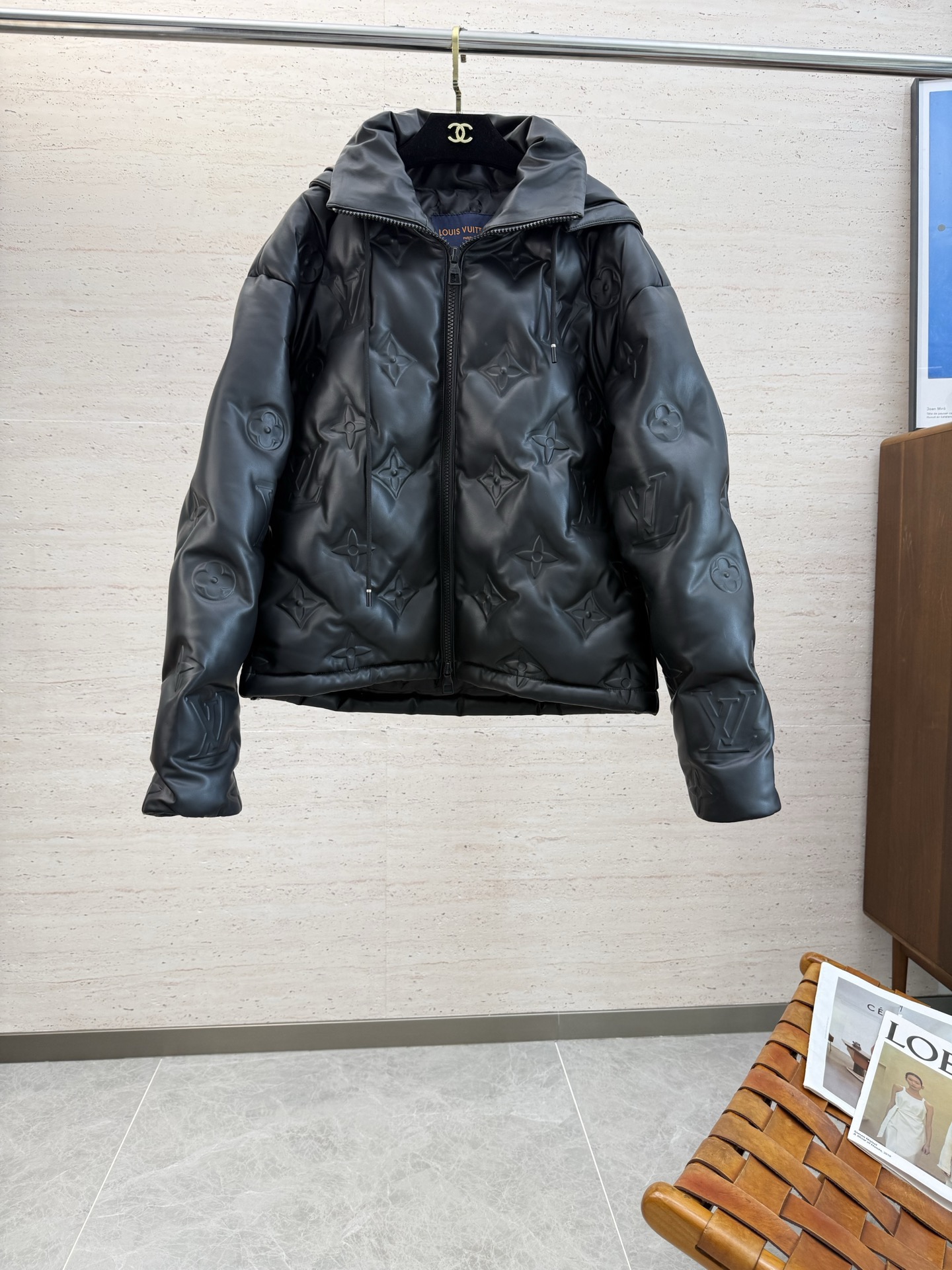 NO:653137,LV exclusively offers the latest leather jackets and down jackets, leather jackets with classic designs and stunning looks, imported leather fabrics, and impeccable quality control. You can buy it directly, a high-end product that cannot be faulted! You can feel its powerful aura through the detailed pictures. It has a remarkable effect of gathering heat and keeping warm, so you don’t have to worry about getting a little chilly! Both fashionable and functional, the whole style looks more luxurious! Size M-3XL,,louis vuitton,jackets & coats,jackets & coats,leather jacket,down jacket,alexander wang19860909LV独家专供最新皮夹克羽绒外套 经典设计与颜值爆棚的皮衣 进口皮面料 品质更是无法挑剔品控可以直接入手,不容过错的高端臻品！通过细节图片便可感受到它强悍的气场,聚温保暖效果显著,完全不用担心会有一点寒意！时尚与功能性兼备,整款显得更加的奢华大气！码数M-3XL,,louis vuitton,jackets & coats,jackets & coats,leather jacket,down jacket,alexander wang,Men's clothing