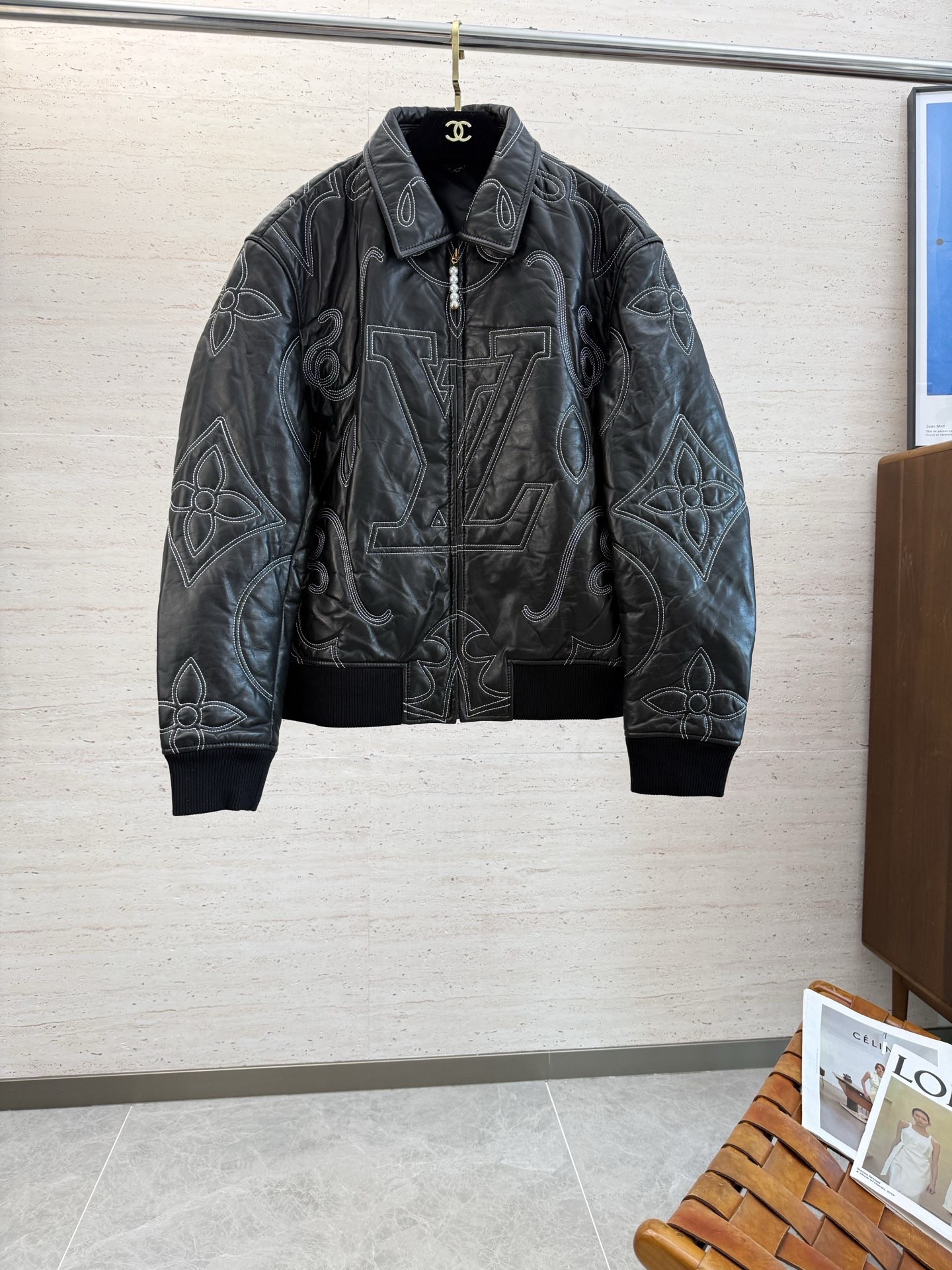 NO:653144,LV exclusively offers the latest leather jackets, classic designs and stunningly good-looking leather jackets, imported leather fabrics, and impeccable quality control. You can buy it directly, a high-end product that you can’t go wrong with! You can feel its powerful aura through the detailed pictures. It has a remarkable effect of gathering heat and keeping warm, so you don’t have to worry about getting a little chilly! Both fashionable and functional, the whole style looks more luxurious! Size M-3XL,,louis vuitton,jackets & coats,jackets & coats,leather jacket,alexander wang19860909LV独家专供最新皮夹克外套 经典设计与颜值爆棚的皮衣 进口皮面料 品质更是无法挑剔品控可以直接入手,不容过错的高端臻品！通过细节图片便可感受到它强悍的气场,聚温保暖效果显著,完全不用担心会有一点寒意！时尚与功能性兼备,整款显得更加的奢华大气！码数M-3XL,,louis vuitton,jackets & coats,jackets & coats,leather jacket,alexander wang,Men's clothing