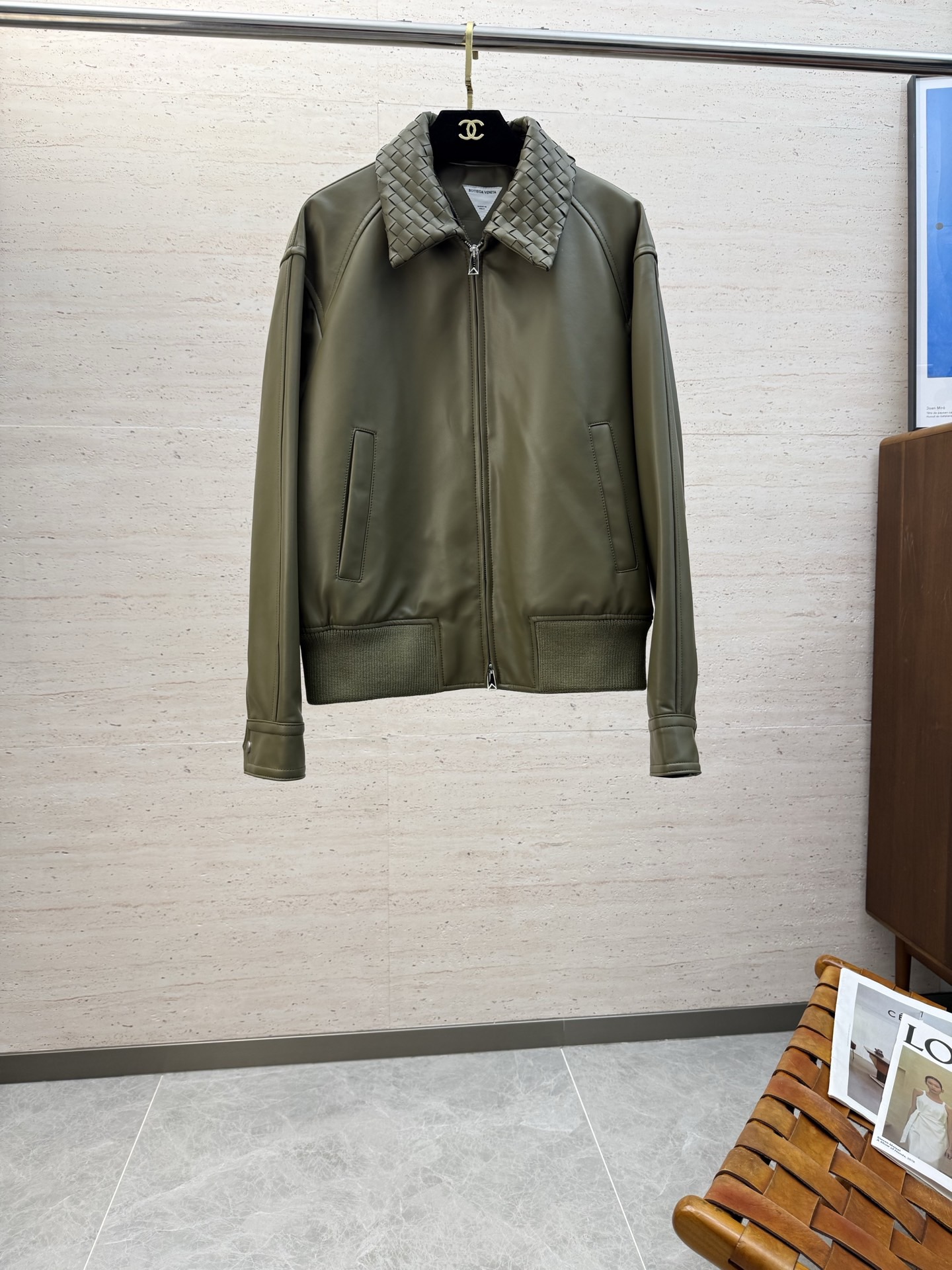 NO:653152,BV exclusively provides the latest leather jackets, classic designs and stunningly beautiful leather jackets, imported leather fabrics, and the quality is impeccable. Quality control allows you to buy it directly, a high-end product that cannot be faulted! You can feel its powerful aura through the detailed pictures. It has a remarkable effect of gathering heat and keeping warm, so you don’t have to worry about getting a little chilly! Both fashionable and functional, the whole style looks more luxurious! Size M-3XL,,bottega veneta,jackets & coats,jackets & coats,leather jacket,alexander wang19860909BV独家专供最新皮夹克外套 经典设计与颜值爆棚的皮衣 进口皮面料 品质更是无法挑剔品控可以直接入手,不容过错的高端臻品！通过细节图片便可感受到它强悍的气场,聚温保暖效果显著,完全不用担心会有一点寒意！时尚与功能性兼备,整款显得更加的奢华大气！码数M-3XL,,bottega veneta,jackets & coats,jackets & coats,leather jacket,alexander wang,Men's clothing