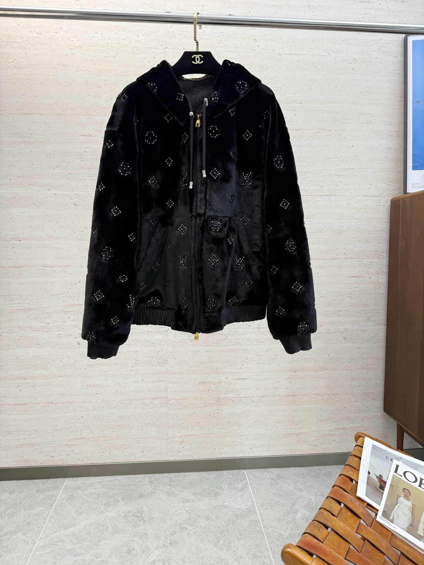 NO:653160,LV exclusively supplies the latest zipper leather jackets, mink fur leather zipper hoodies, original high-end fabrics, and the quality is impeccable. Quality control allows you to buy it directly, a high-end product that cannot be faulted! You can feel its powerful aura through the detailed pictures. It has a remarkable effect of gathering heat and keeping warm, so you don’t have to worry about getting a little chilly! Both fashionable and functional, the whole style looks more luxurious! Size M-3XL,,louis vuitton,leather jacket,hats,alexander wang19860909LV独家专供最新拉链皮衣 水貂毛皮革拉链连帽衫 原版高级面料 品质更是无法挑剔品控可以直接入手,不容过错的高端臻品！通过细节图片便可感受到它强悍的气场,聚温保暖效果显著,完全不用担心会有一点寒意！时尚与功能性兼备,整款显得更加的奢华大气！码数 M-3XL,,louis vuitton,leather jacket,hats,alexander wang,Men's clothing