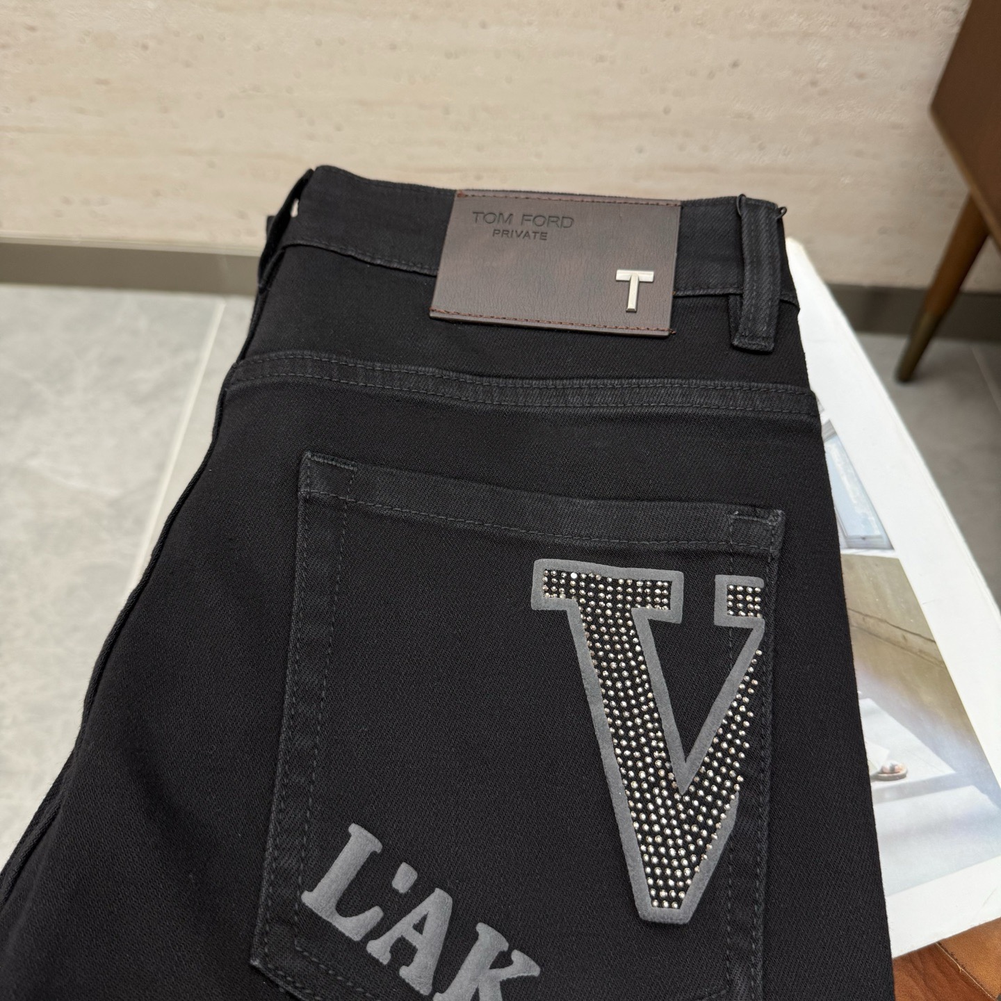 NO:653174,TOM FORD25S autumn and winter men's straight jeans... Made of cotton denim fabric. The texture is soft but not sagging, and it feels dry and tough. It has the classic iconic embossed logo and soul-like embellishment. All indicators are top-grade, which naturally brings an excellent upper body feel!  !  !  Code number 28-38,,tom ford,jeans,alexander wang19860909TOM FORD25S秋冬男士直筒牛仔裤…棉质牛仔面料打造 质地柔软又不失筋骨,手感干爽有韧性 经典的标志性浮雕徽标,灵魂般的点缀 各项指标皆为上品,自然带来极佳的上身体感！！！码数28-38,,tom ford,jeans,alexander wang,Men's clothing