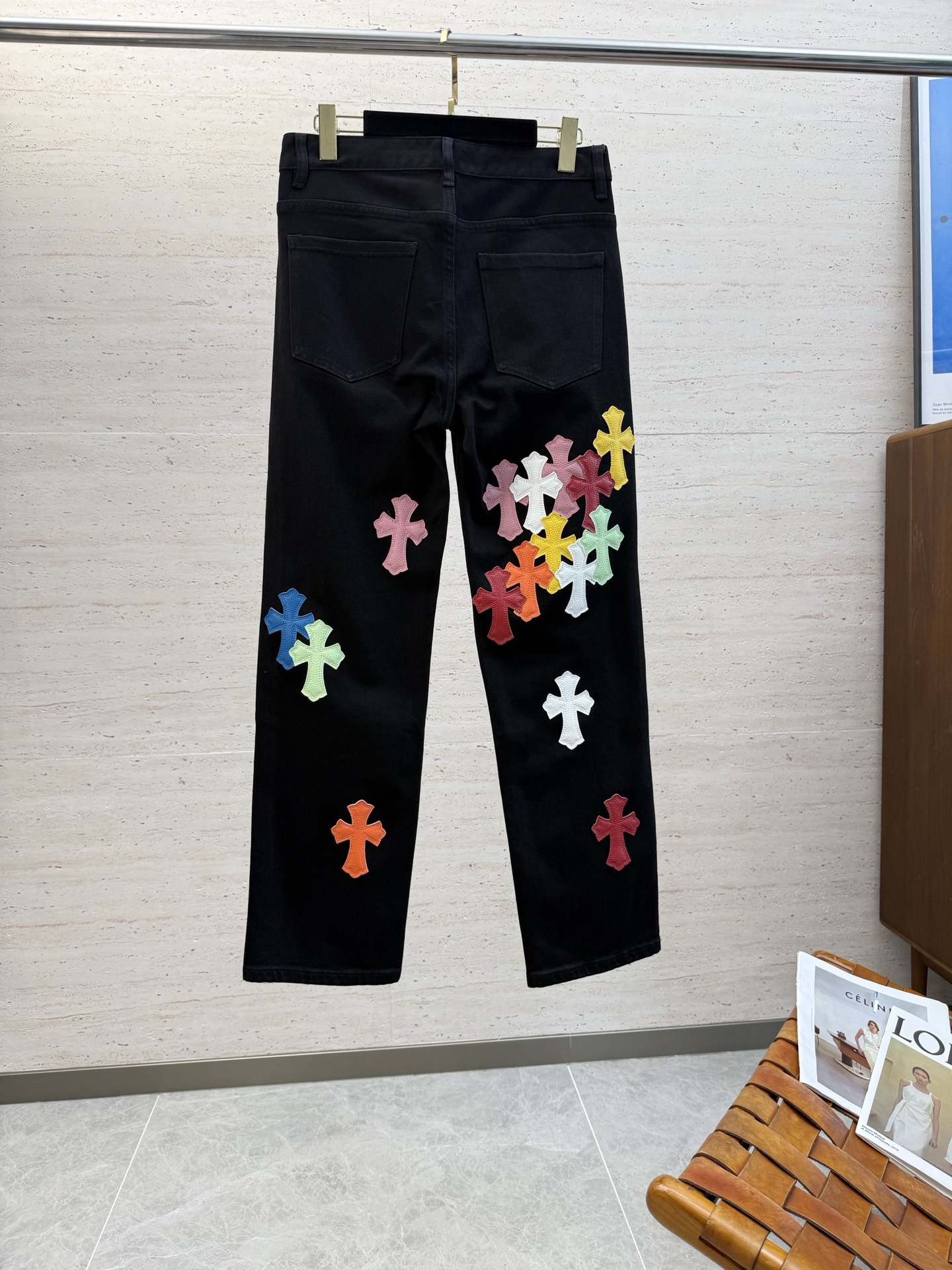 NO:653185,CHR25S autumn and winter men's straight jeans...Made of cotton denim fabric. The texture is soft but not sagging. It feels dry and tough. The classic iconic embossed logo and soul-like embellishment. All indicators are top-grade, which naturally brings an excellent upper body feeling!  !  !  Code number 28-38,,jeans,alexander wang19860909CHR25S秋冬男士直筒牛仔裤…棉质牛仔面料打造 质地柔软又不失筋骨,手感干爽有韧性 经典的标志性浮雕徽标,灵魂般的点缀 各项指标皆为上品,自然带来极佳的上身体感！！！码数28-38,,jeans,alexander wang,Men's clothing