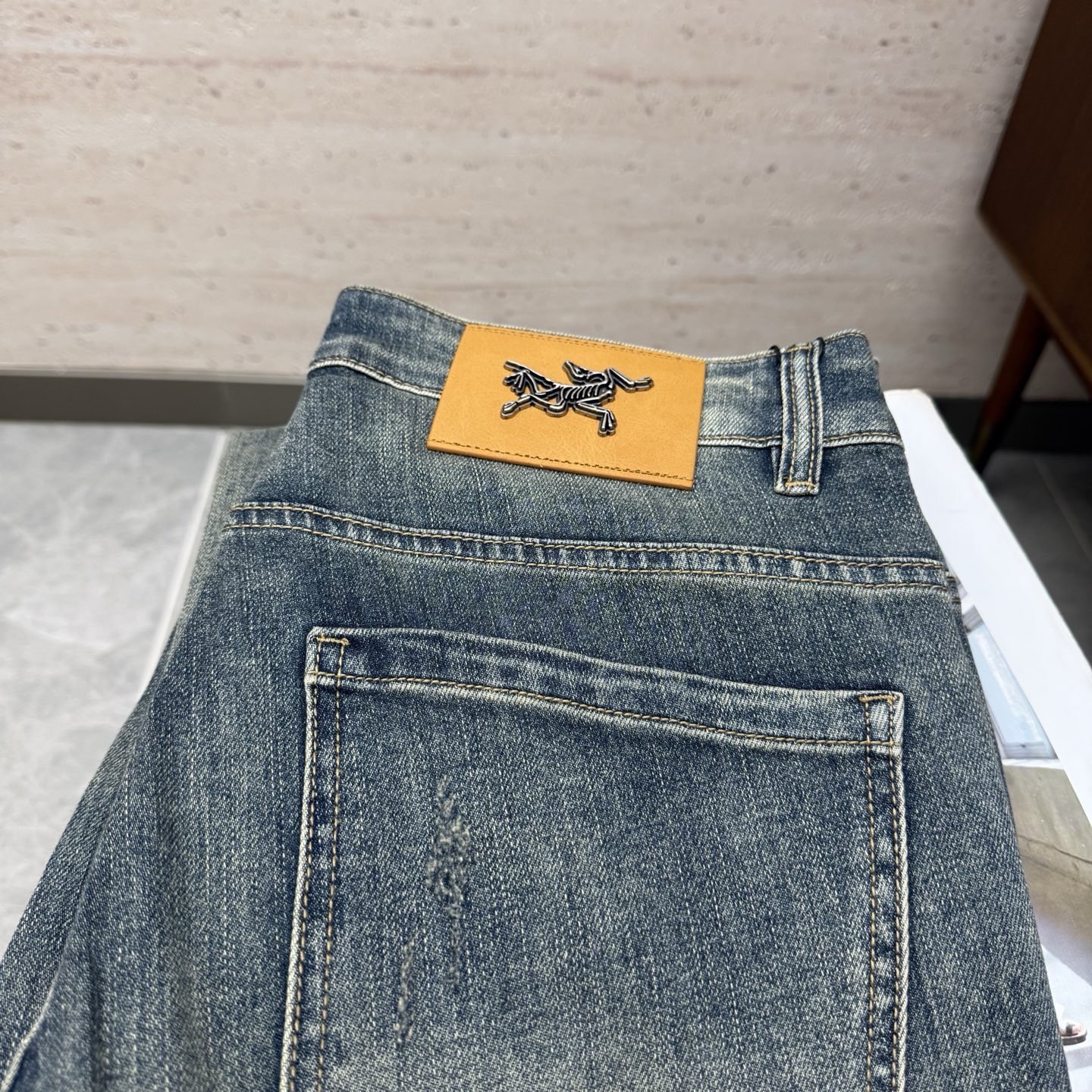 NO:653190,ARC25S autumn and winter men's straight jeans...Made of cotton denim fabric. The texture is soft but not sagging. It feels dry and tough. The classic iconic embossed logo and soul-like embellishment. All indicators are top-grade, which naturally brings an excellent upper body feeling!  !  !  Code number 28-38,,jeans,alexander wang19860909ARC25S秋冬男士直筒牛仔裤…棉质牛仔面料打造 质地柔软又不失筋骨,手感干爽有韧性 经典的标志性浮雕徽标,灵魂般的点缀 各项指标皆为上品,自然带来极佳的上身体感！！！码数28-38,,jeans,alexander wang,Men's clothing