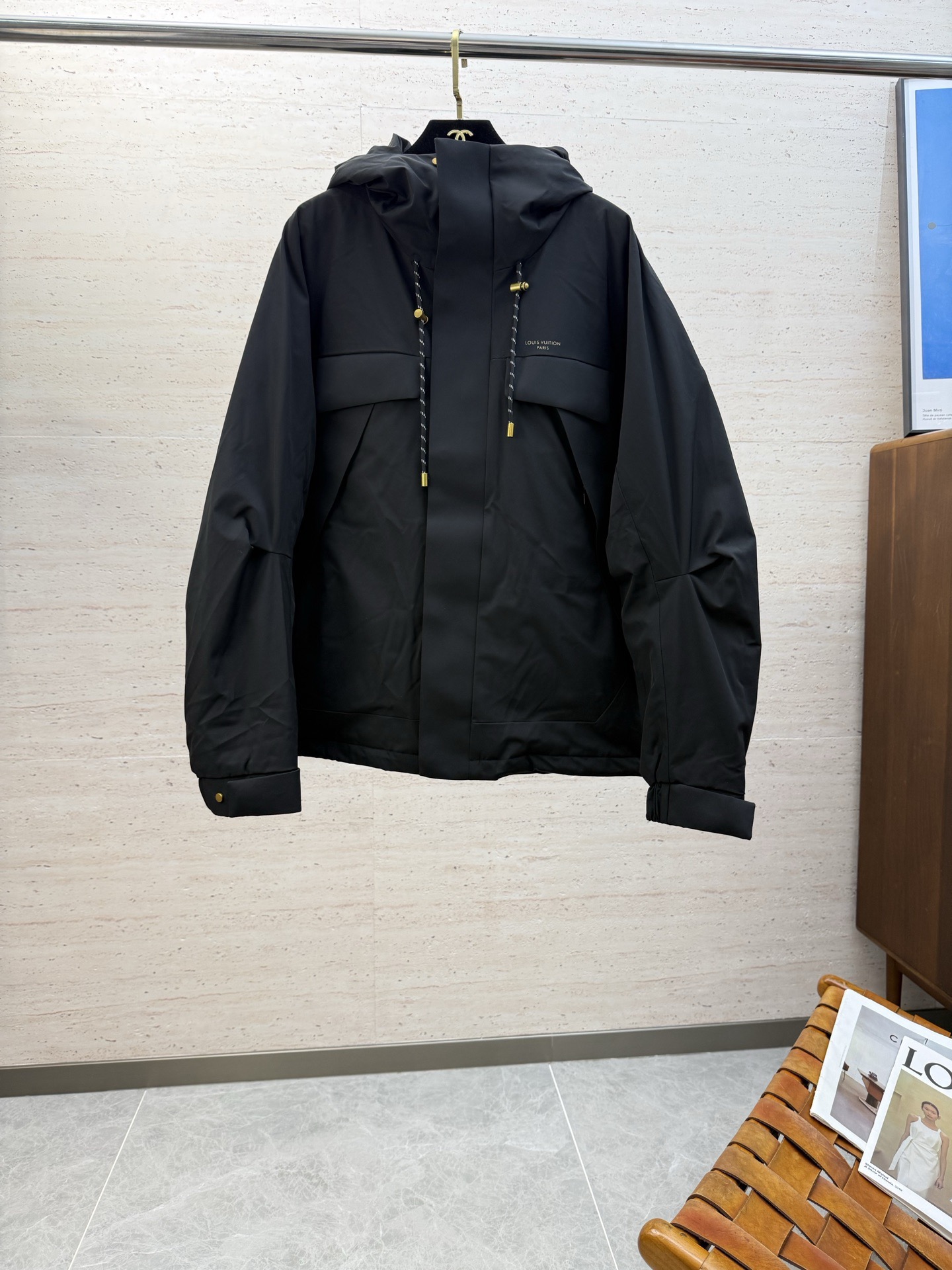 NO:744989,Special price LV25S autumn and winter outdoor men's stand-collar hooded down jacket... Outdoor waterproof and windproof down jacket, waterproof fabric with waterproof zipper, not only unrivaled quality, filled with high-quality 90 white duck down, extremely high filling capacity... and the version is very in place, the upper body is quite good-looking. There are many highlights in the details, the placket pockets are original zippers, and the waterproof and warm performance is excellent!  Size M-3XL,,louis vuitton,down jacket,hats,19860909特价 LV25S秋冬户外男款立领连帽羽绒服…… 户外防水防风羽绒服,防水面料搭配防水拉链,不仅品质无敌,内充优质90白鸭绒,充绒量极高…………而且版型非常的到位,上身相当的好看 细节的亮点非常多,门襟口袋 原版拉链,防水保暖性能极佳！码数M-3XL,,louis vuitton,down jacket,hats,,Men's clothing