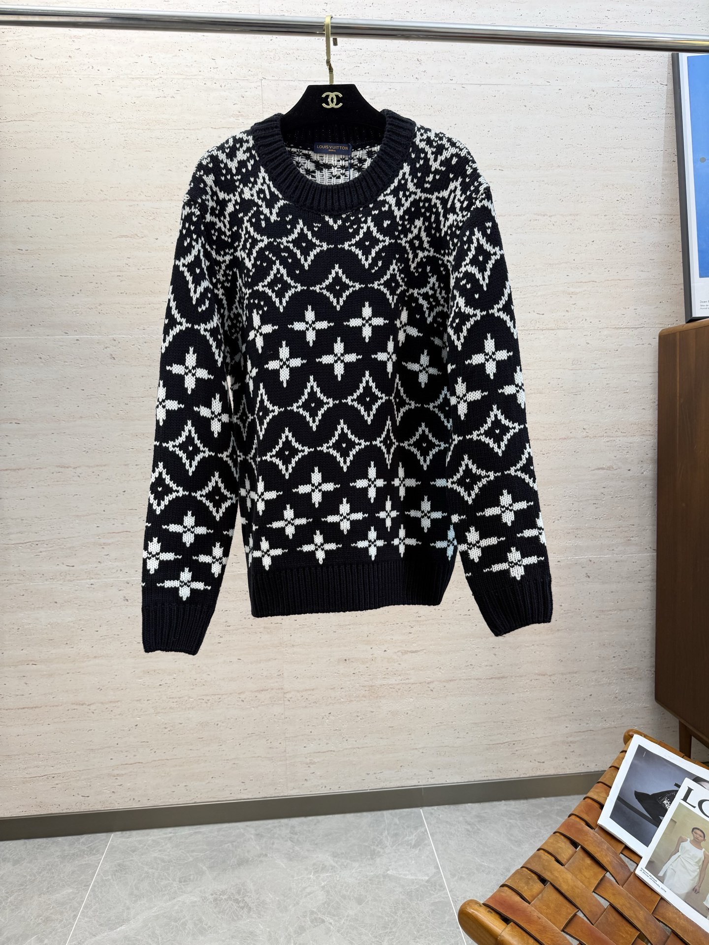 NO:711802,But after the new year, the LV25S autumn and winter men's crew neck sweater is very amazing. The wool fabric supplied by customers has excellent breathability and warmth. Even if it is worn close to the body, it will not feel prickly. The comfort level is definitely beyond your imagination. You will understand when you get the actual product!  !  !  Size M-3XL,,louis vuitton,sweaters,19860909可年后 LV25S秋冬男士圆领毛衣,十分惊艳,客供羊毛面料 拥有优越的透气性与保暖性,即便是贴身穿着也不会有扎刺感可言,舒适程度绝对超乎你的想象,实物到手你就会懂得！！！码数M-3XL,,louis vuitton,sweaters,,Men's clothing