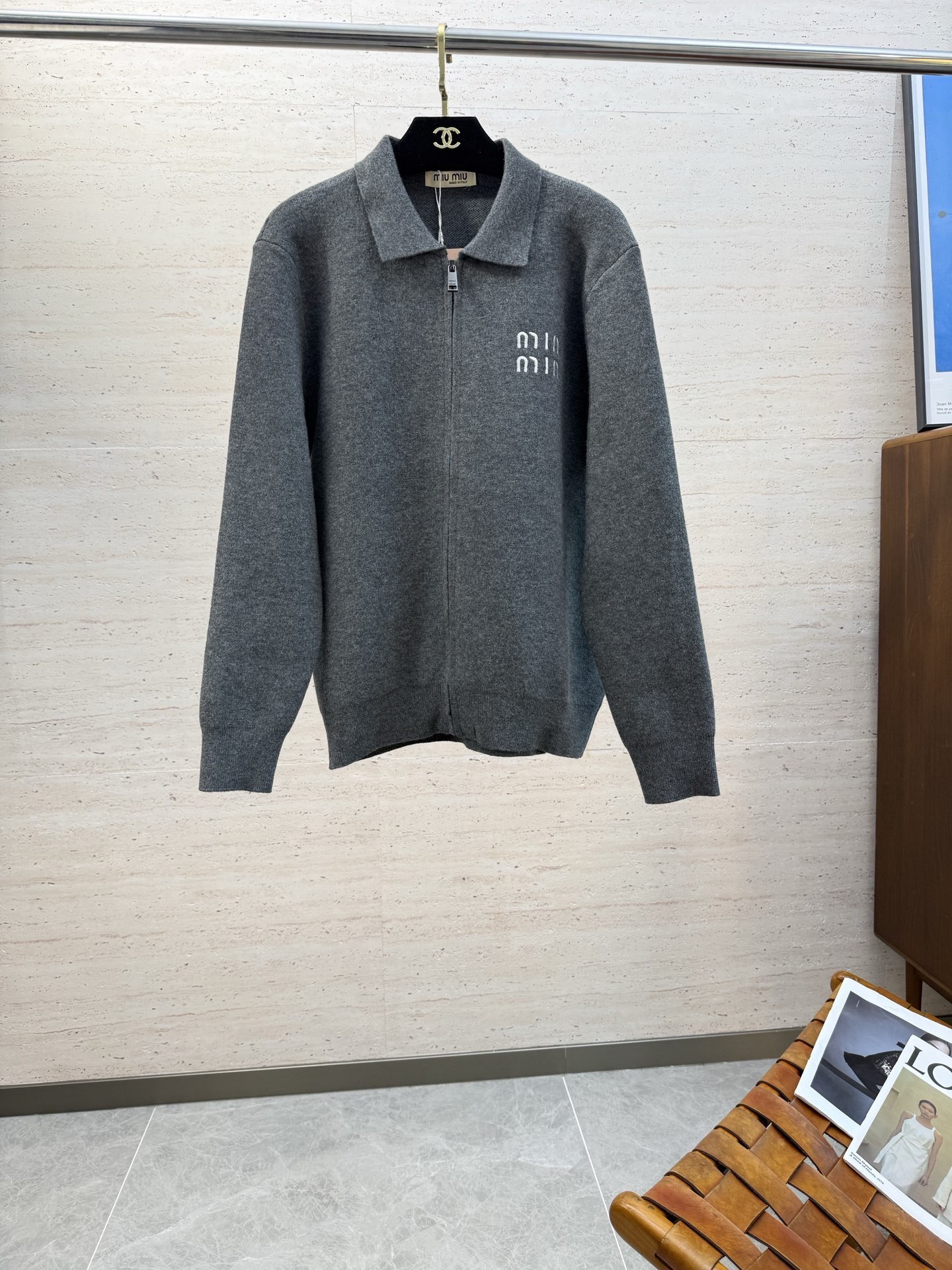 NO:711793,But after the new year, miumiu25S autumn and winter men's lapel zipper sweater jacket is very amazing. The wool fabric provided by customers has excellent breathability and warmth. Even if it is worn close to the body, it will not feel prickly. The comfort level is definitely beyond your imagination. You will understand when you get the actual product!  !  !  Size M-3XL,,miumiu,jackets & coats,sweaters,19860909可年后 miumiu25S秋冬男士翻领拉链毛衣外套,十分惊艳,客供羊毛面料 拥有优越的透气性与保暖性,即便是贴身穿着也不会有扎刺感可言,舒适程度绝对超乎你的想象,实物到手你就会懂得！！！码数M-3XL,,miumiu,jackets & coats,sweaters,,Men's clothing