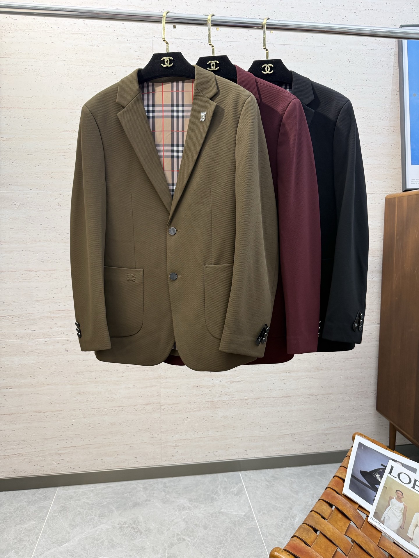 NO:725850,(Available after the New Year) BUR25S autumn and winter men's casual suits, slim-fit suits. The latest products from trading company channels. It is a guarantee and demonstration of high-end quality. It has the elegance of an Italian gentleman and is carefully crafted with craftsmanship. It is a suit with top-notch appearance and fabric technology. Customized suit fabrics are provided by customers. They have good light resistance and create a high-end texture. A rare style.  Both elegant and harmonious, it combines fashion and temperament, with delicate texture, breathability and comfort that subvert imagination!  !  Size M-3XL,,burberry,business suit,19860909（可年后） BUR25S秋冬男士休闲西服,修身版型西服 最新款贸易公司渠道货,属于高级品质的保证和彰显,意式绅士的优雅,匠心工艺的精心制作,品相与面料工艺都极为拔尖的一款西装,客供定制西服面料,有着很好的耐光性,缔造高级质感,不可多得的款型 亦庄亦谐,集时髦与气质于一身,肌理构造细腻,透气性和舒适性所带来的体验颠覆想象！！码数M-3XL,,burberry,business suit,,Men's clothing