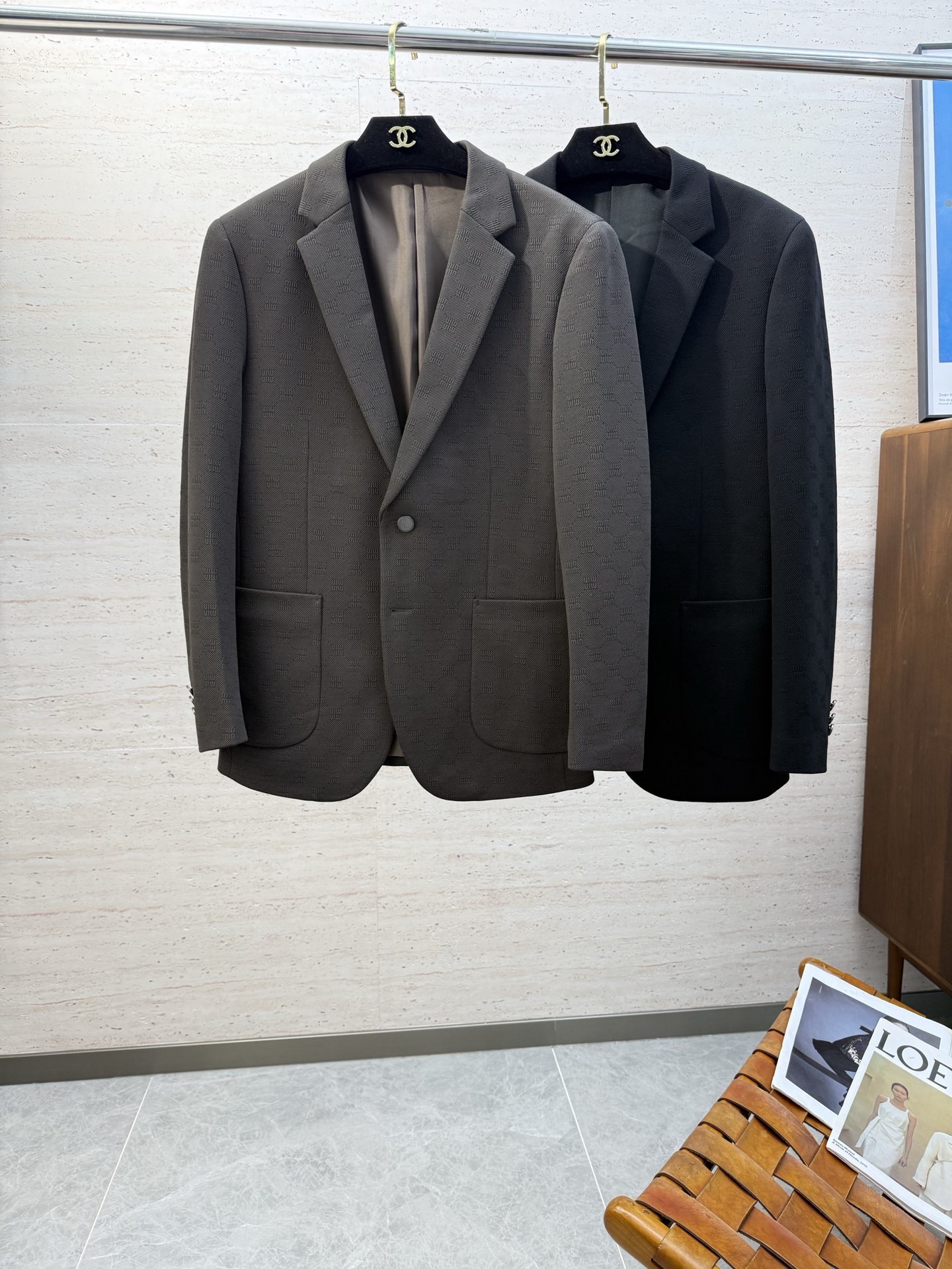 NO:725841,(Available after the New Year) GIV25S autumn and winter men's casual suits, slim-fit suits. The latest products from trading company channels. It is a guarantee and demonstration of high-end quality. It has the elegance of an Italian gentleman and is carefully crafted with craftsmanship. It is a suit with top-notch appearance and fabric technology. Customized suit fabrics are provided by customers. They have good light resistance and create a high-end texture. This is a rare style.  Both elegant and harmonious, it combines fashion and temperament, with delicate texture, breathability and comfort that subvert imagination!  !  Size M-3XL,,business suit,19860909（可年后） GIV25S秋冬男士休闲西服,修身版型西服 最新款贸易公司渠道货,属于高级品质的保证和彰显,意式绅士的优雅,匠心工艺的精心制作,品相与面料工艺都极为拔尖的一款西装,客供定制西服面料,有着很好的耐光性,缔造高级质感,不可多得的款型 亦庄亦谐,集时髦与气质于一身,肌理构造细腻,透气性和舒适性所带来的体验颠覆想象！！码数M-3XL,,business suit,,Men's clothing