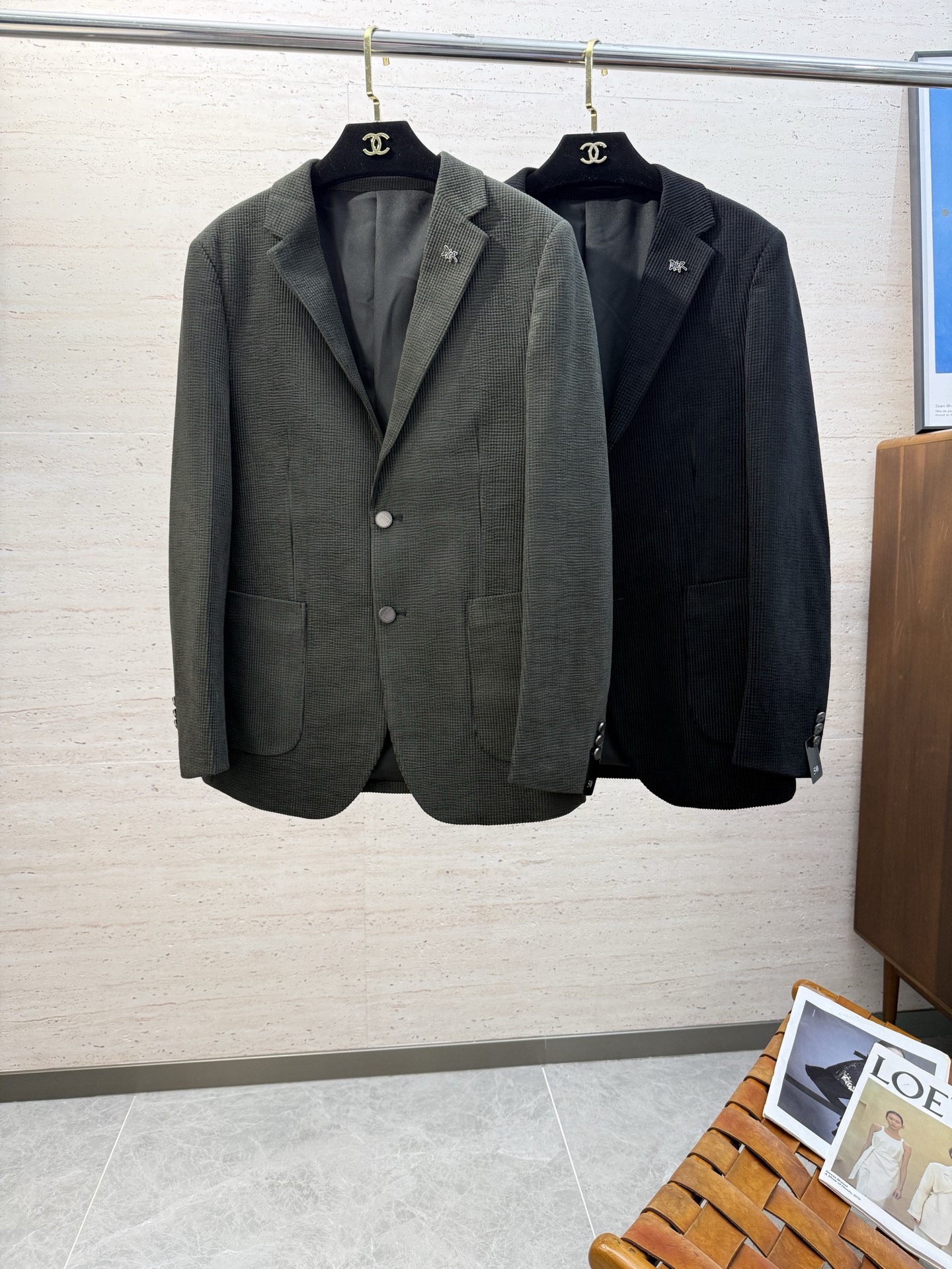 NO:725835,(Available after the New Year) CD25S autumn and winter men's casual suits, slim-fit suits. The latest products from trading company channels. It is a guarantee and demonstration of high-end quality. It has the elegance of an Italian gentleman and is carefully made with craftsmanship. It is a suit with top-notch appearance and fabric technology. Customized suit fabrics are provided by customers. They have good light resistance and create a high-end texture. A rare style.  Both elegant and harmonious, it combines fashion and temperament, with delicate texture, breathability and comfort that subvert imagination!  !  Size M-3XL,,business suit,19860909（可年后） CD25S秋冬男士休闲西服,修身版型西服 最新款贸易公司渠道货,属于高级品质的保证和彰显,意式绅士的优雅,匠心工艺的精心制作,品相与面料工艺都极为拔尖的一款西装,客供定制西服面料,有着很好的耐光性,缔造高级质感,不可多得的款型 亦庄亦谐,集时髦与气质于一身,肌理构造细腻,透气性和舒适性所带来的体验颠覆想象！！码数M-3XL,,business suit,,Men's clothing