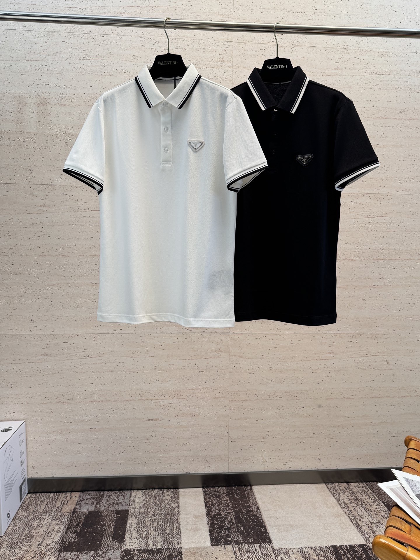 NO:835791,PRA26SS spring and summer men's short-sleeved POLO with the iconic LOGO on the chest. The overall look is very light business casual!  !  The piqué cotton fabric is supplied by customers, and the upper body is light, comfortable and smooth. You will definitely find this item worth your money!  !  !  Size M-3XL,,prada,T-shirt,19860909PRA26SS春夏男士短袖POLO 胸前标志性LOGO徽标 整体非常的轻商务休闲！！客供珠地棉面料,上身轻盈舒适顺滑 到手绝对让你觉得物有所值的一件单品！！！ 码数M-3XL,,prada,T-shirt,,Men's clothing