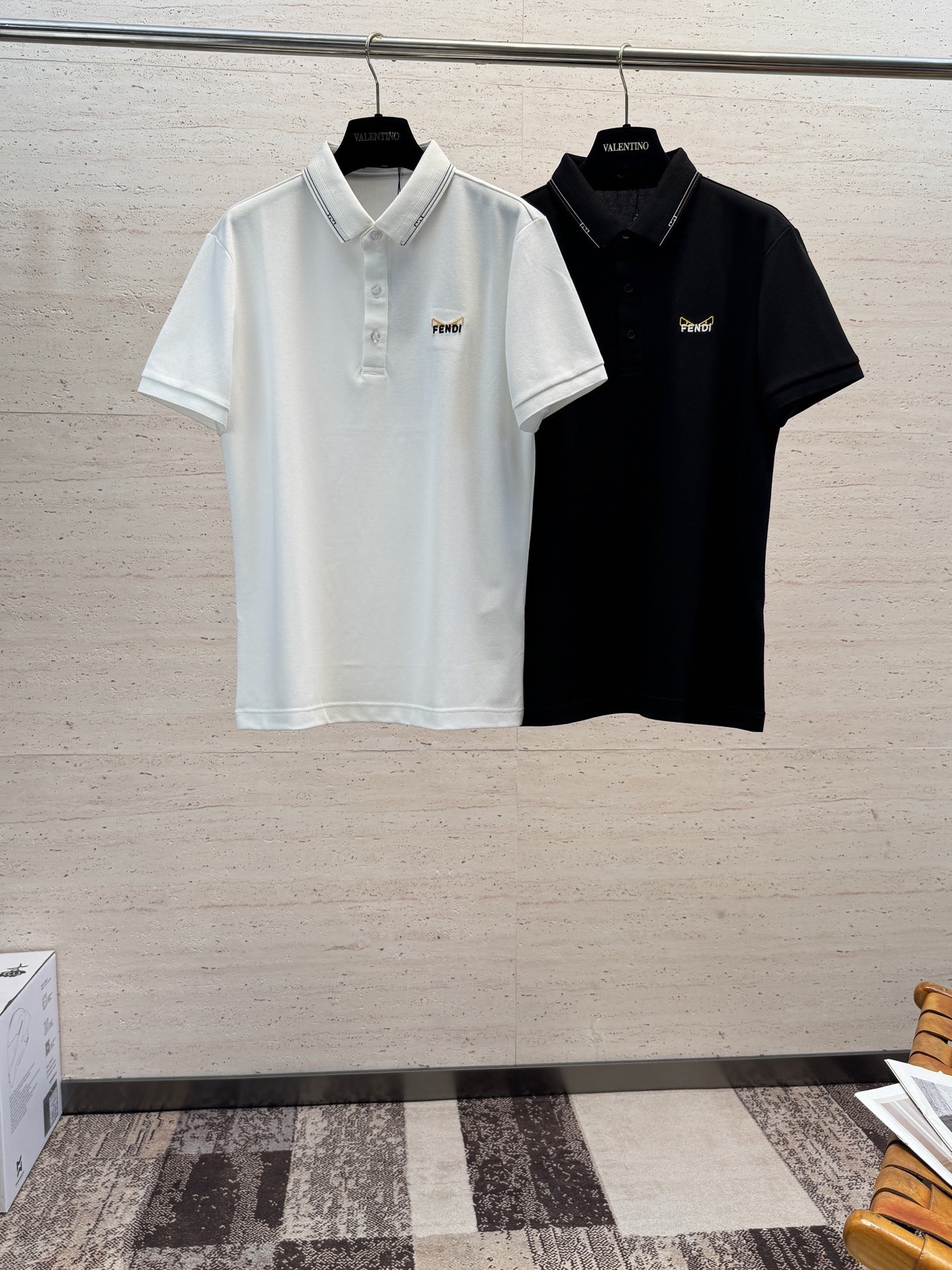NO:835785,FEND26SS spring and summer men's short-sleeved POLO with the iconic LOGO on the chest. The overall look is very light business casual!  !  The piqué cotton fabric is supplied by customers, and the upper body is light, comfortable and smooth. You will definitely find this item worth your money!  !  !  Size M-3XL,,fendi,T-shirt,19860909FEND26SS春夏男士短袖POLO 胸前标志性LOGO徽标 整体非常的轻商务休闲！！客供珠地棉面料,上身轻盈舒适顺滑 到手绝对让你觉得物有所值的一件单品！！！ 码数M-3XL,,fendi,T-shirt,,Men's clothing