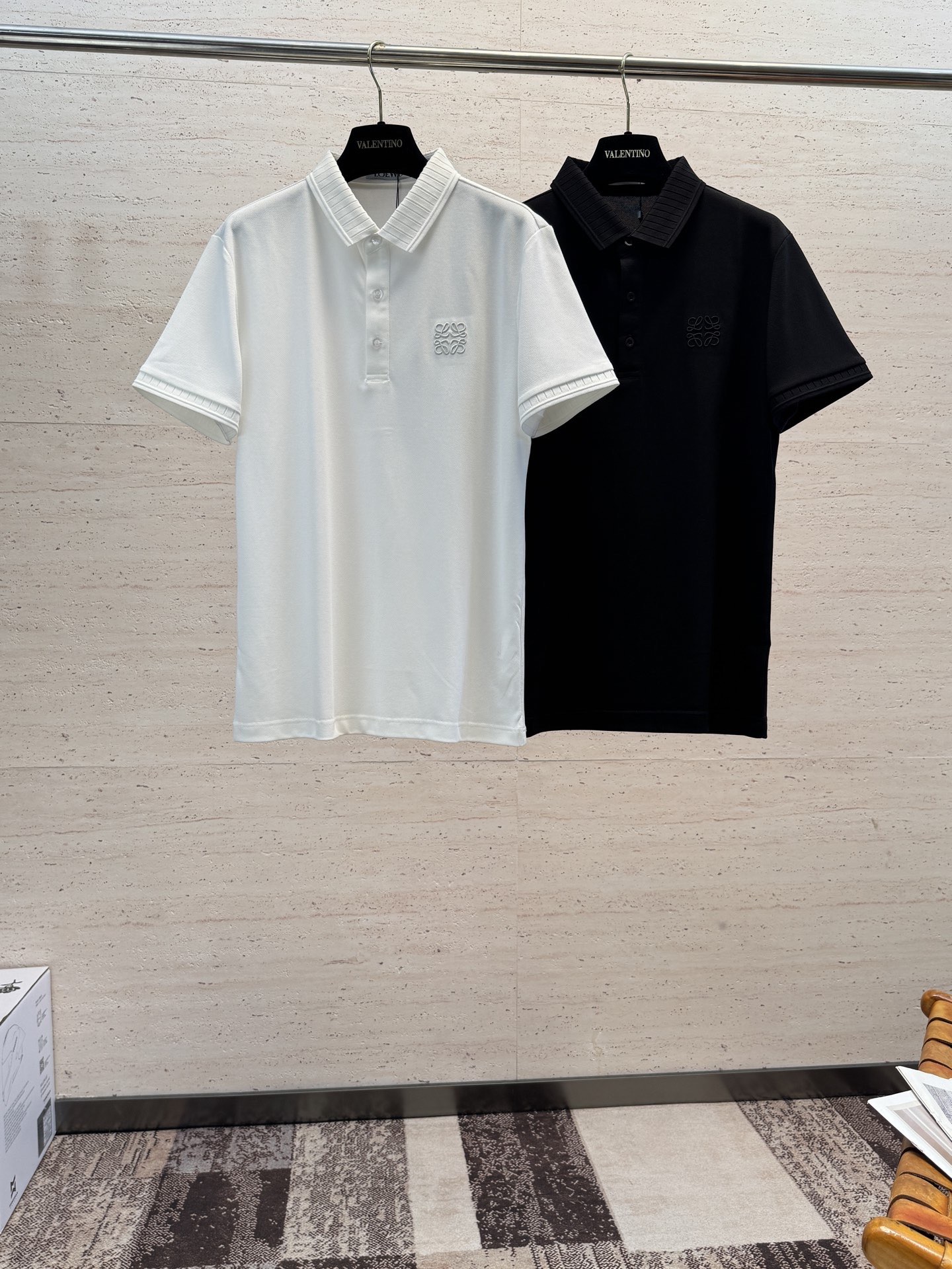 NO:835779,LOE26SS spring and summer men's short-sleeved POLO with the iconic LOGO on the chest. The overall look is very light business casual!  !  The piqué cotton fabric is supplied by customers, and the upper body is light, comfortable and smooth. You will definitely find this item worth your money!  !  !  Size M-3XL,,loewe,T-shirt,19860909LOE26SS春夏男士短袖POLO 胸前标志性LOGO徽标 整体非常的轻商务休闲！！客供珠地棉面料,上身轻盈舒适顺滑 到手绝对让你觉得物有所值的一件单品！！！ 码数M-3XL,,loewe,T-shirt,,Men's clothing