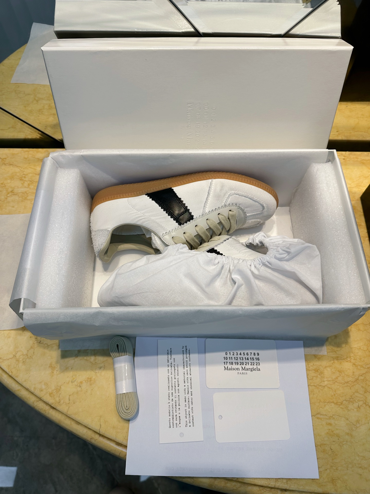 Maison Margiela Zapatillas Deportivas Unisex en Piel Blanca y Negra