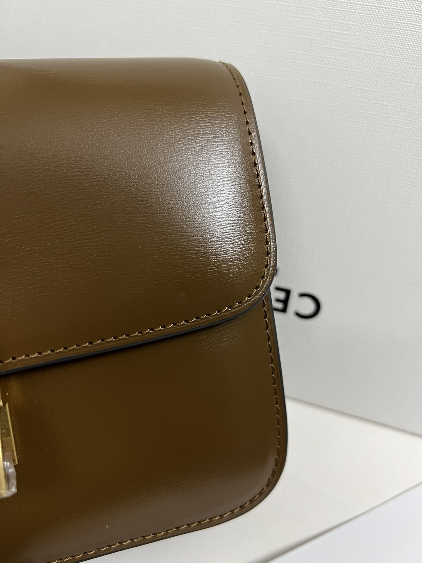 Hand-rubbed first-layer cowhide on the outside 100% lambskin on the inside, Celine's Box that is popular half the world. No need to introduce its