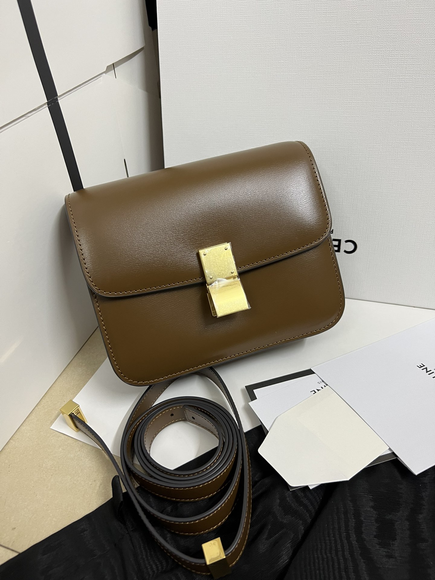 Hand-rubbed first-layer cowhide on the outside 100% lambskin on the inside, Celine's Box that is popular half the world. No need to introduce its